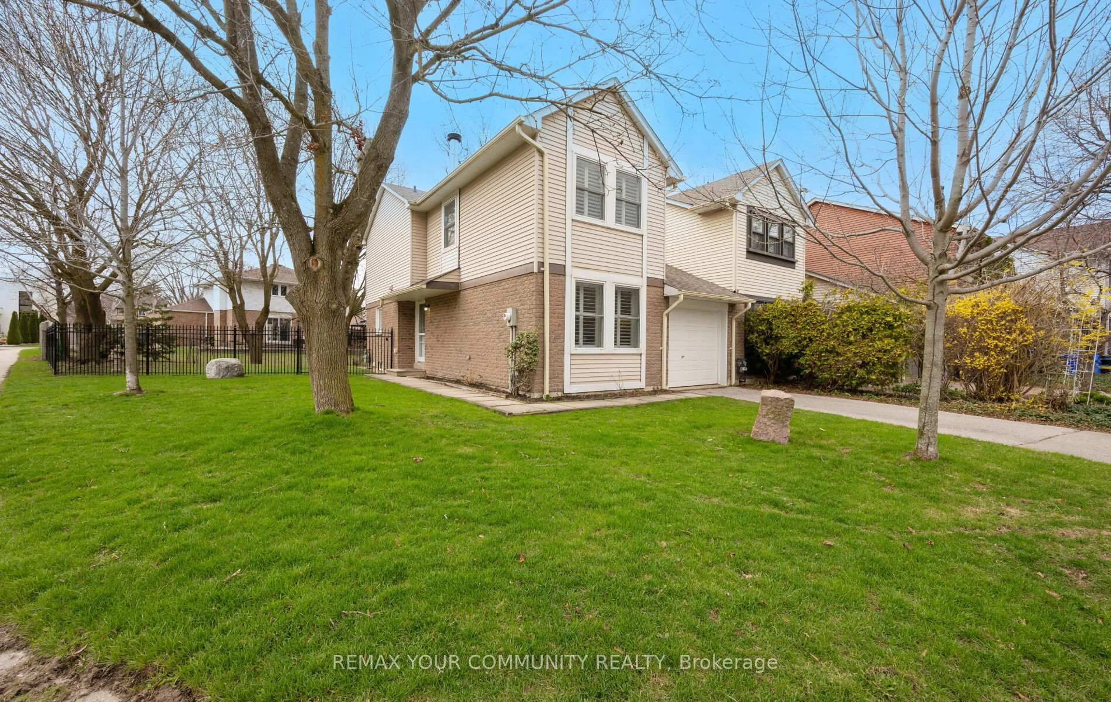 Unknown for 4 Sandusky Cres, Aurora Ontario L4G 3N4