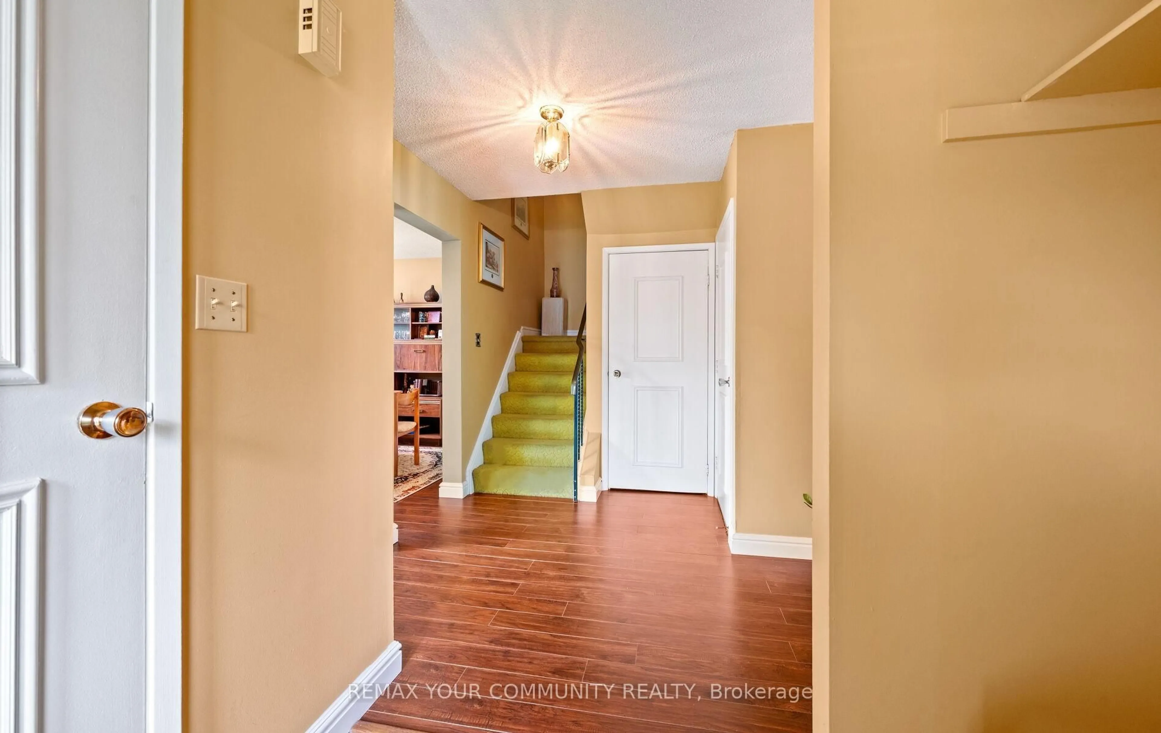 Indoor entryway for 4 Sandusky Cres, Aurora Ontario L4G 3N4