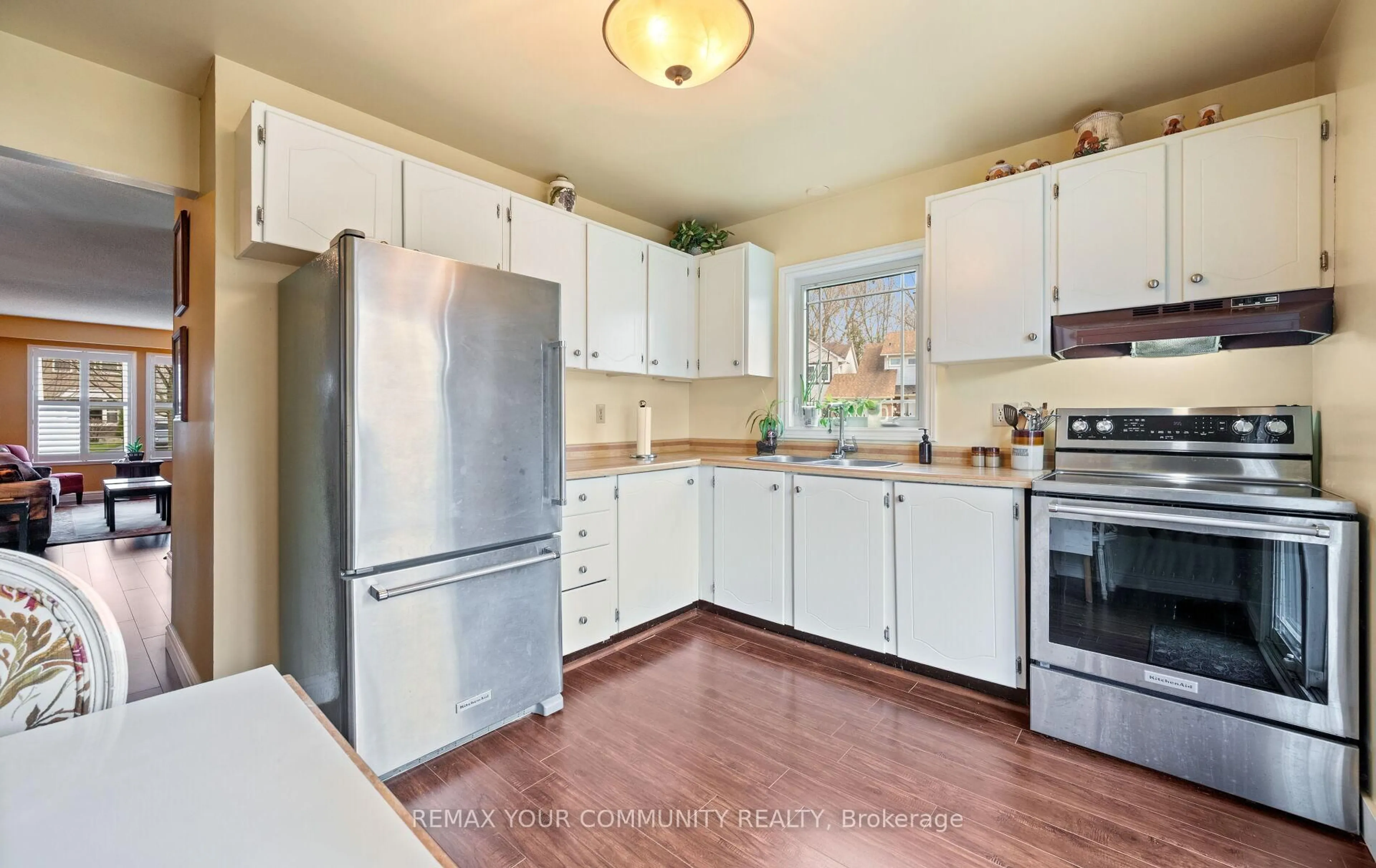 Standard kitchen, unknown for 4 Sandusky Cres, Aurora Ontario L4G 3N4