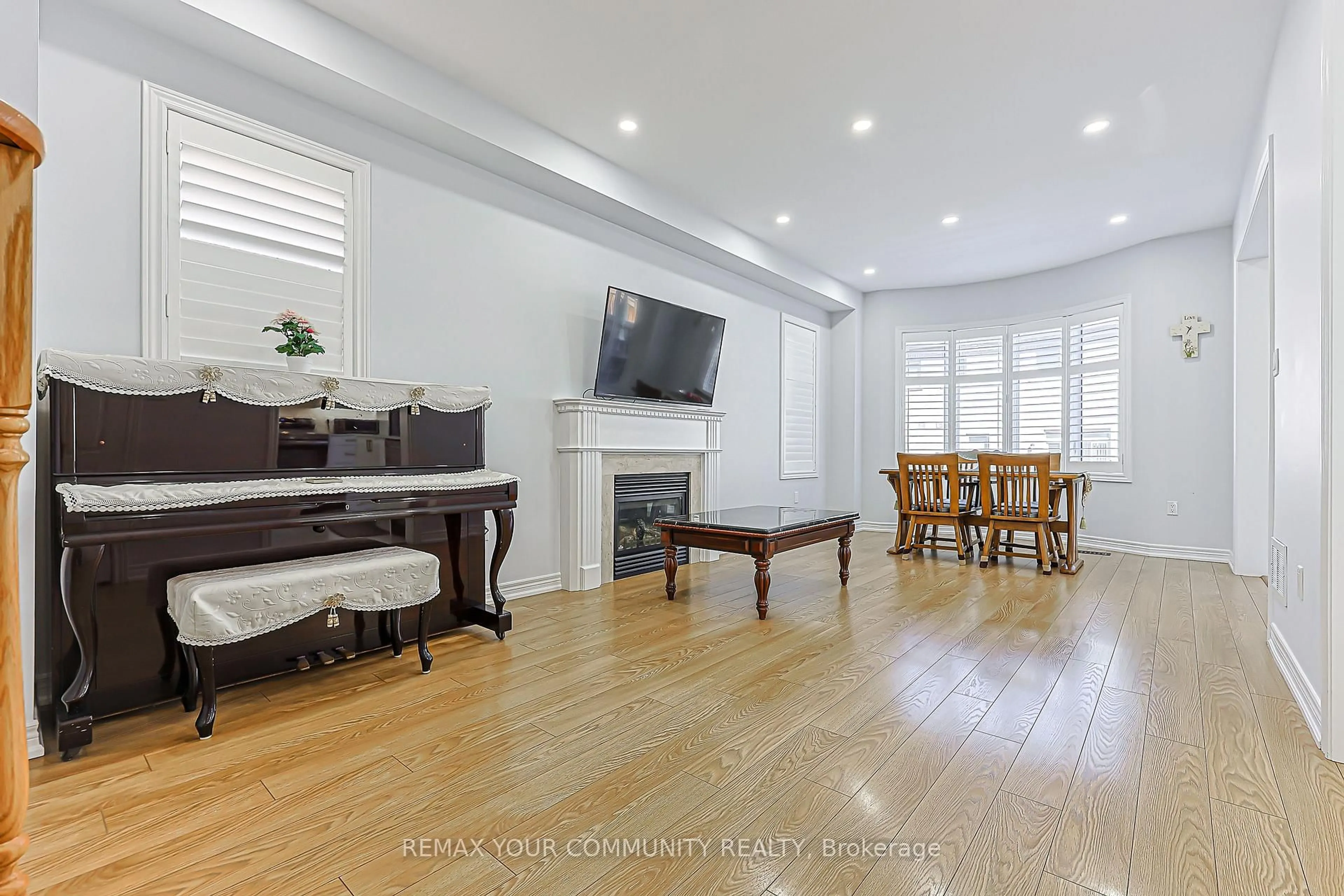 Living room with furniture, wood/laminate floor for 10 Hua Du Ave, Markham Ontario L6C 0S2