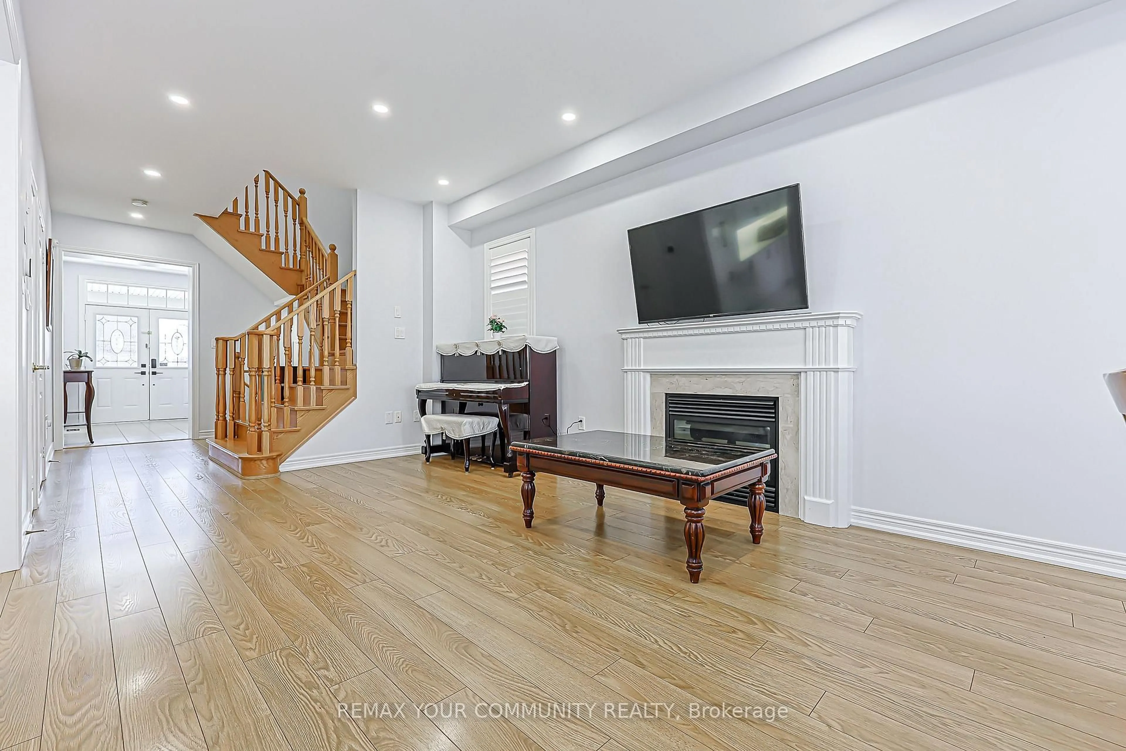 Living room with furniture, wood/laminate floor for 10 Hua Du Ave, Markham Ontario L6C 0S2