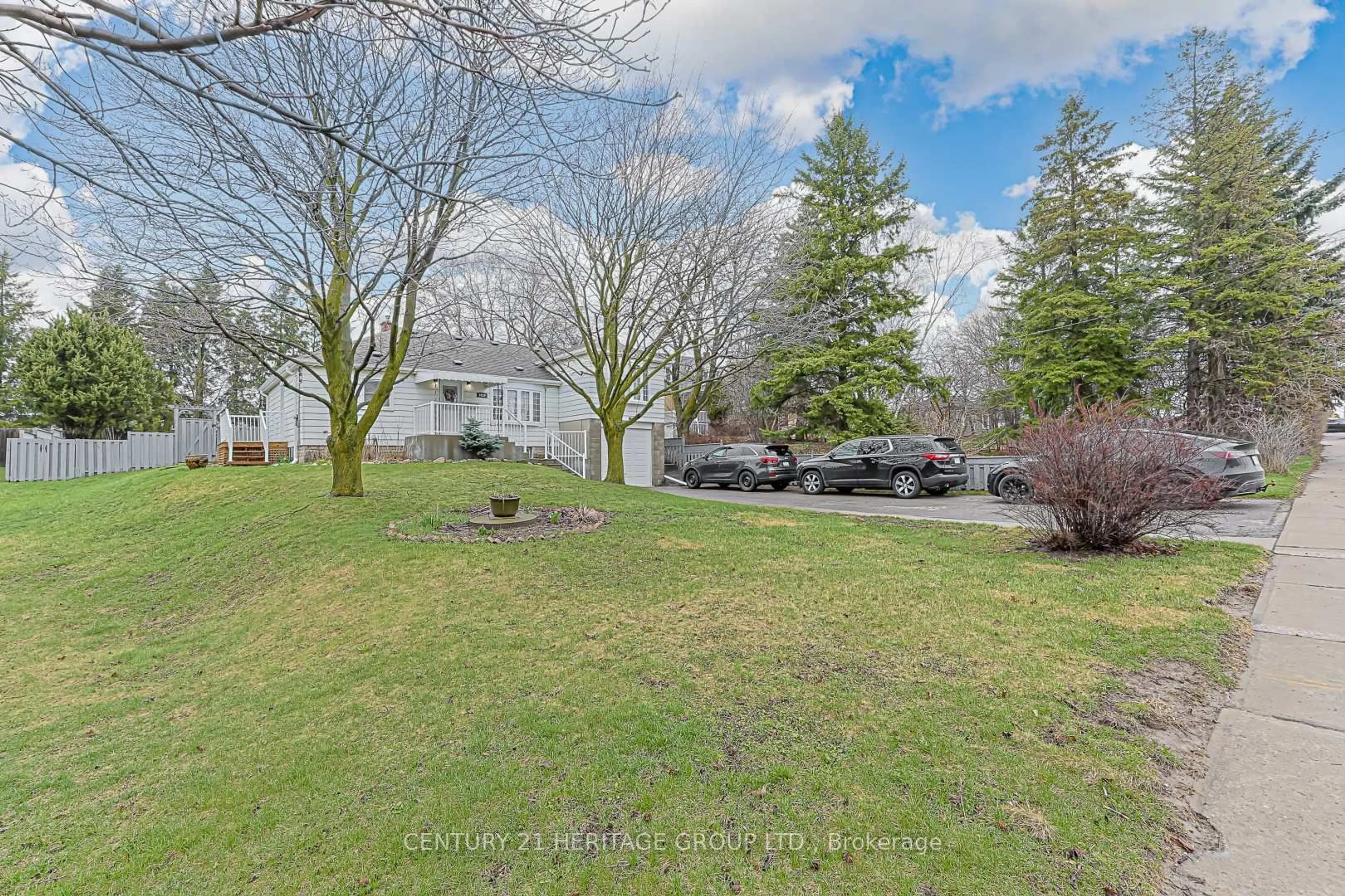 A pic from outside/outdoor area/front of a property/back of a property/a pic from drone, street for 1059 Gorham St, Newmarket Ontario L3Y 5G9