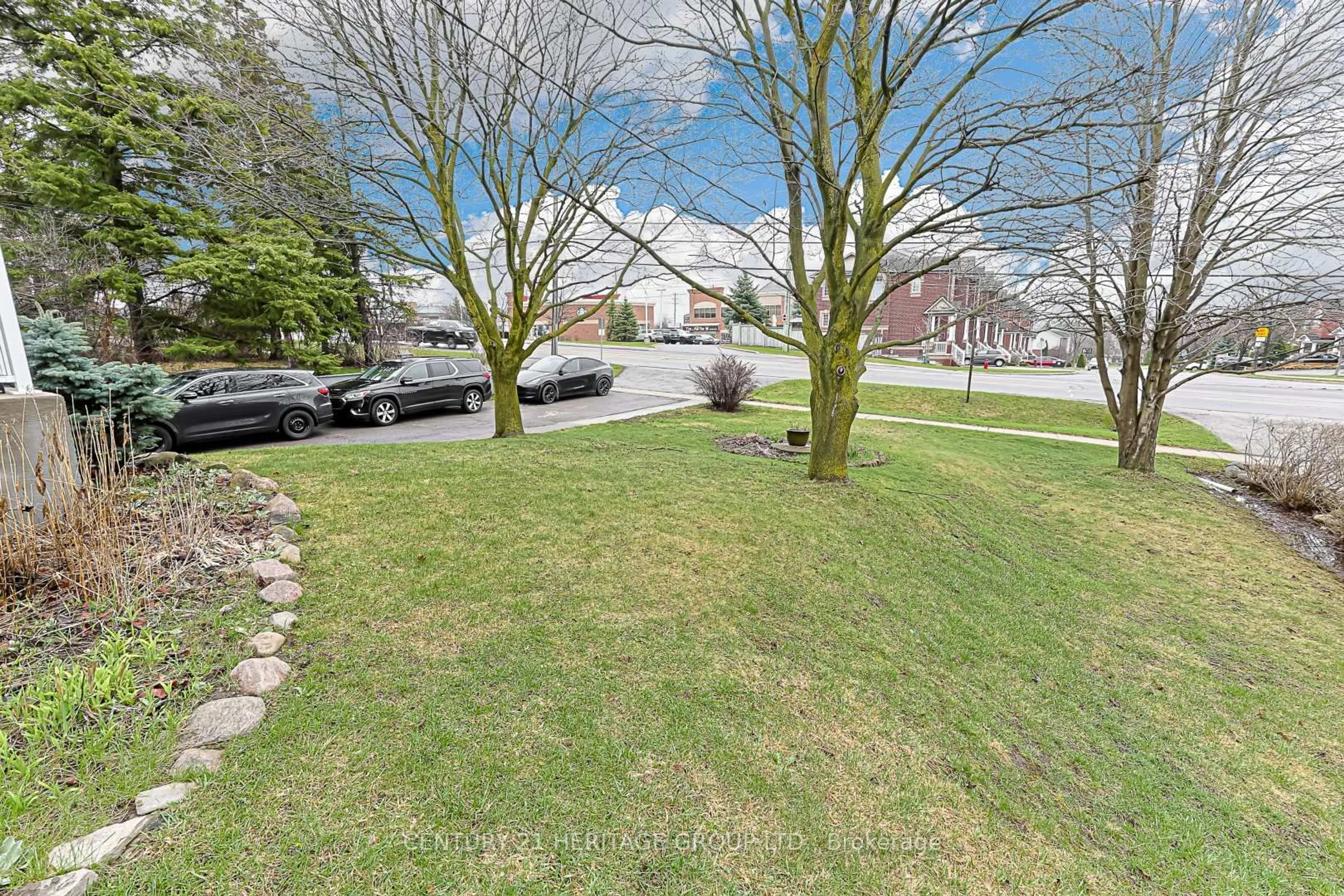 A pic from outside/outdoor area/front of a property/back of a property/a pic from drone, street for 1059 Gorham St, Newmarket Ontario L3Y 5G9