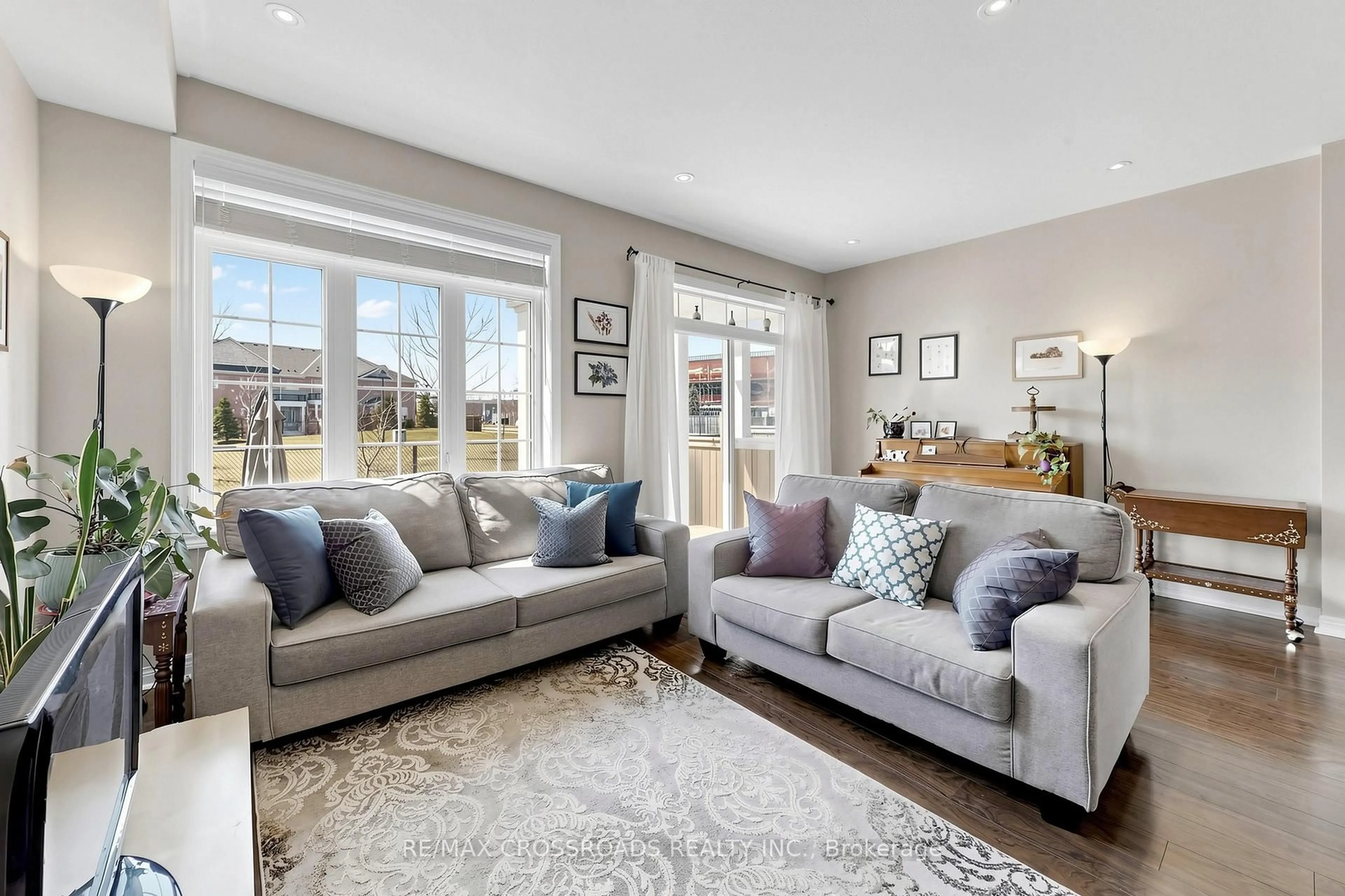 Living room with furniture, unknown for 6 Angela St, Bradford West Gwillimbury Ontario L3Z 0A2