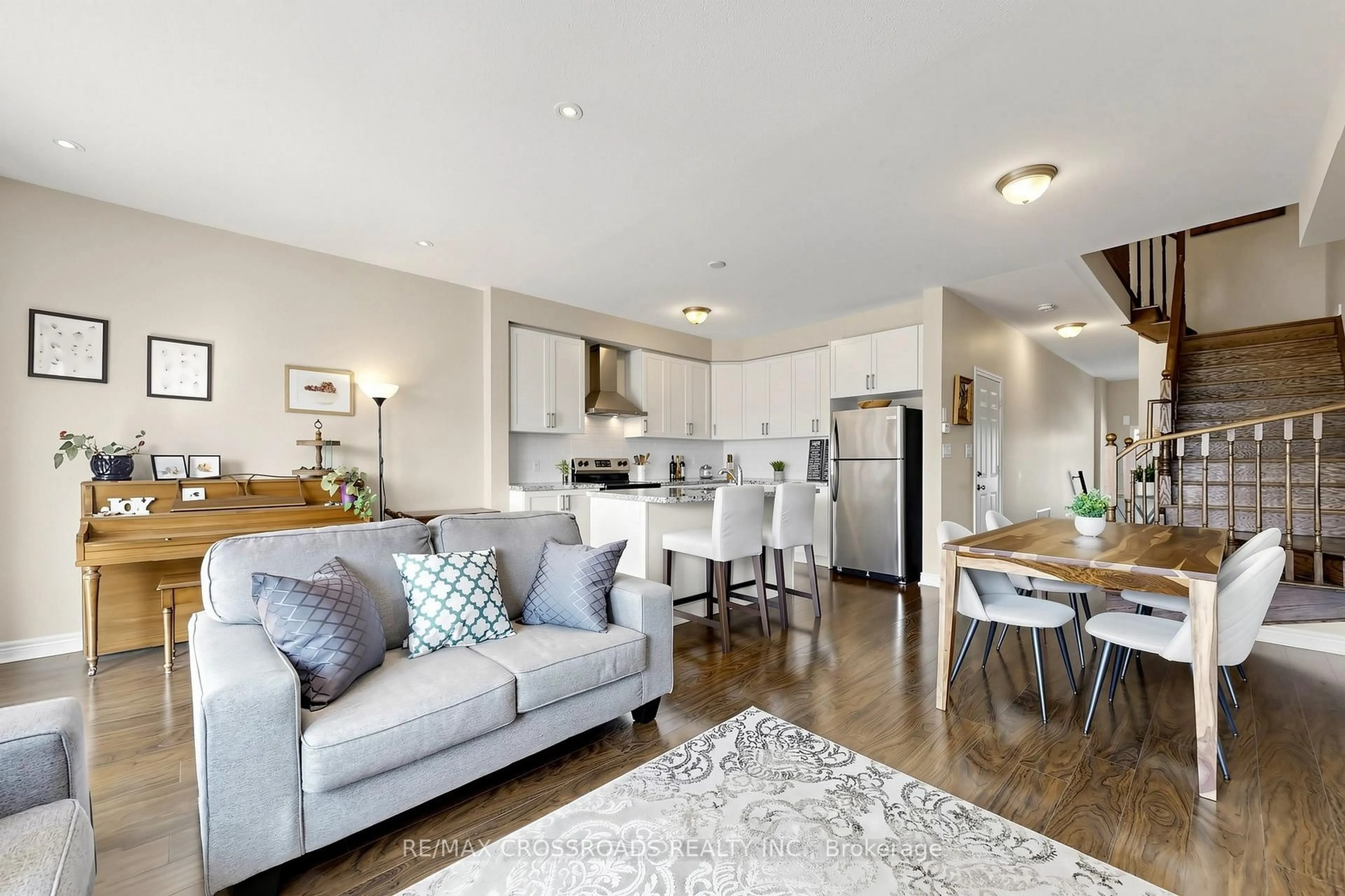 Open concept kitchen, wood/laminate floor for 6 Angela St, Bradford West Gwillimbury Ontario L3Z 0A2