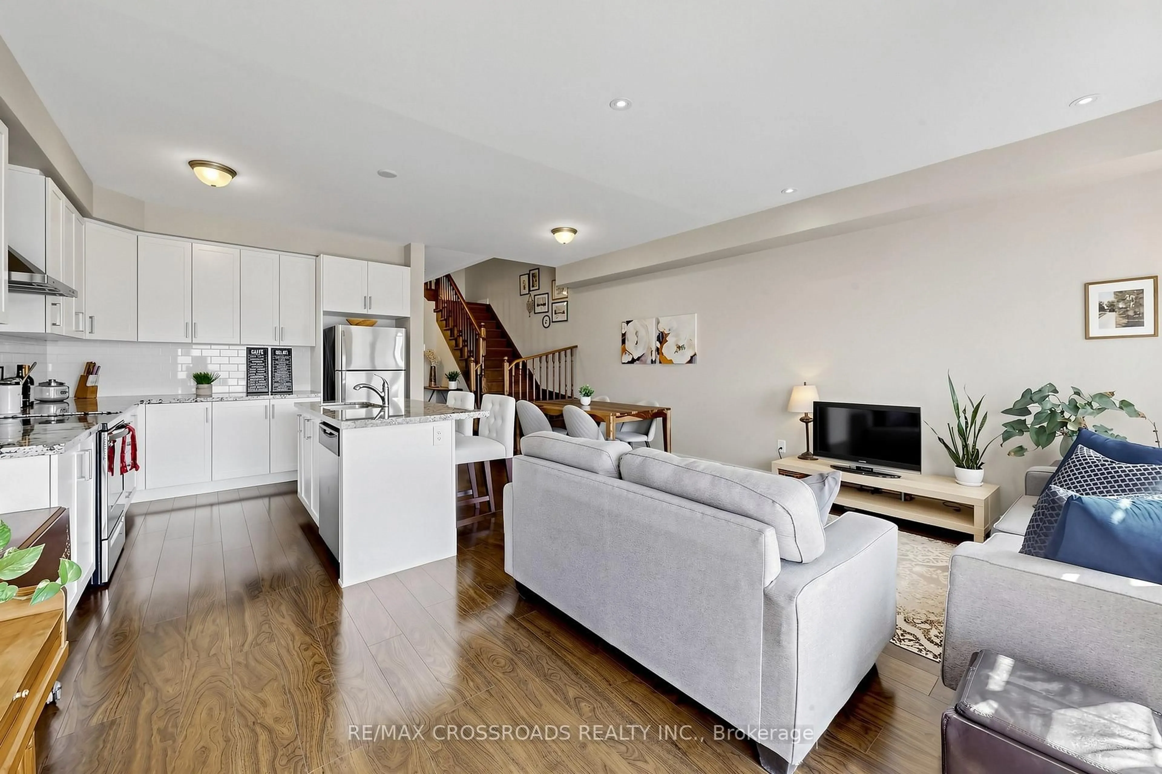 Open concept kitchen, unknown for 6 Angela St, Bradford West Gwillimbury Ontario L3Z 0A2