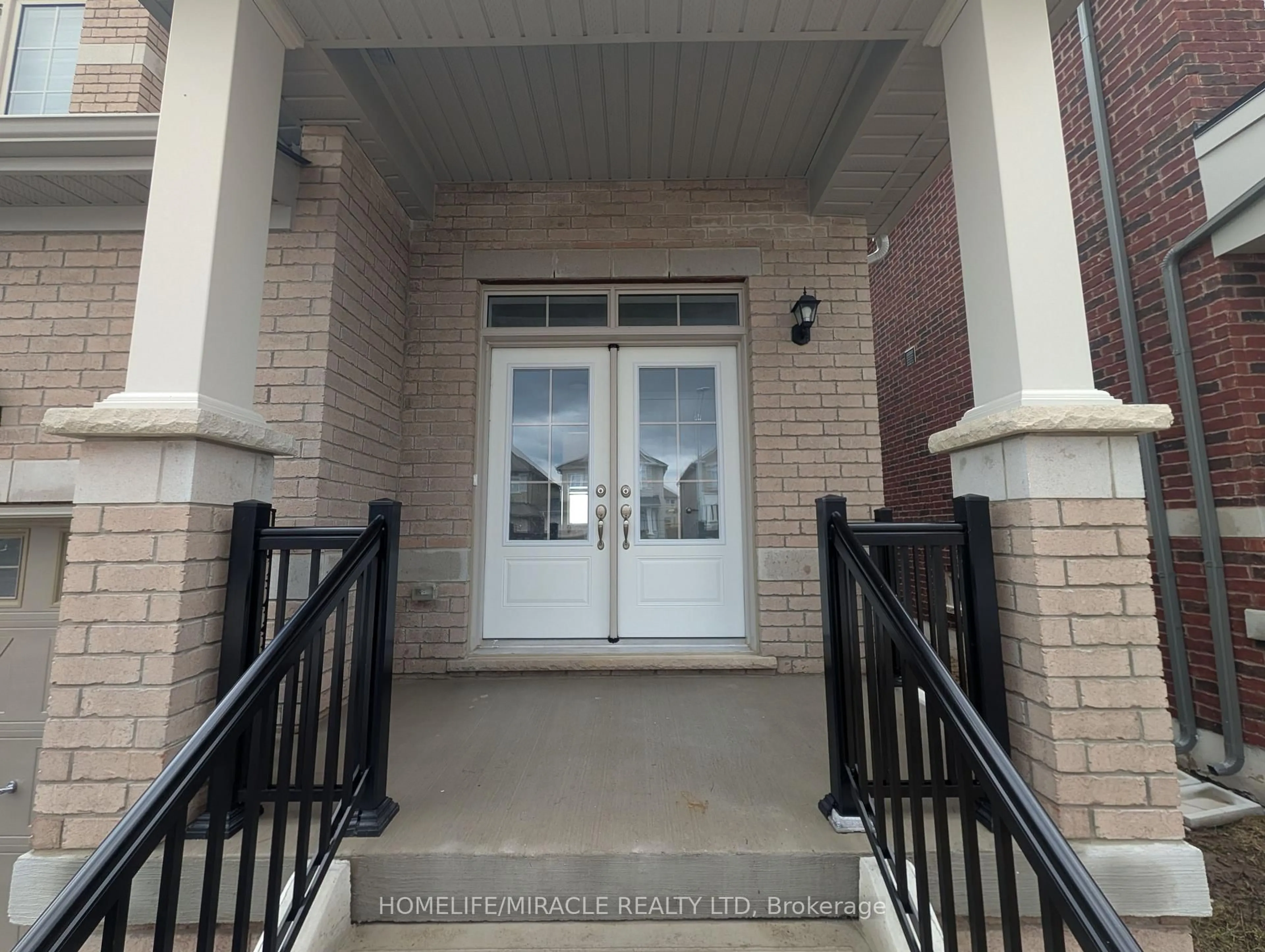 Indoor entryway for 1285 Broderick St, Innisfil Ontario L9S 0P6