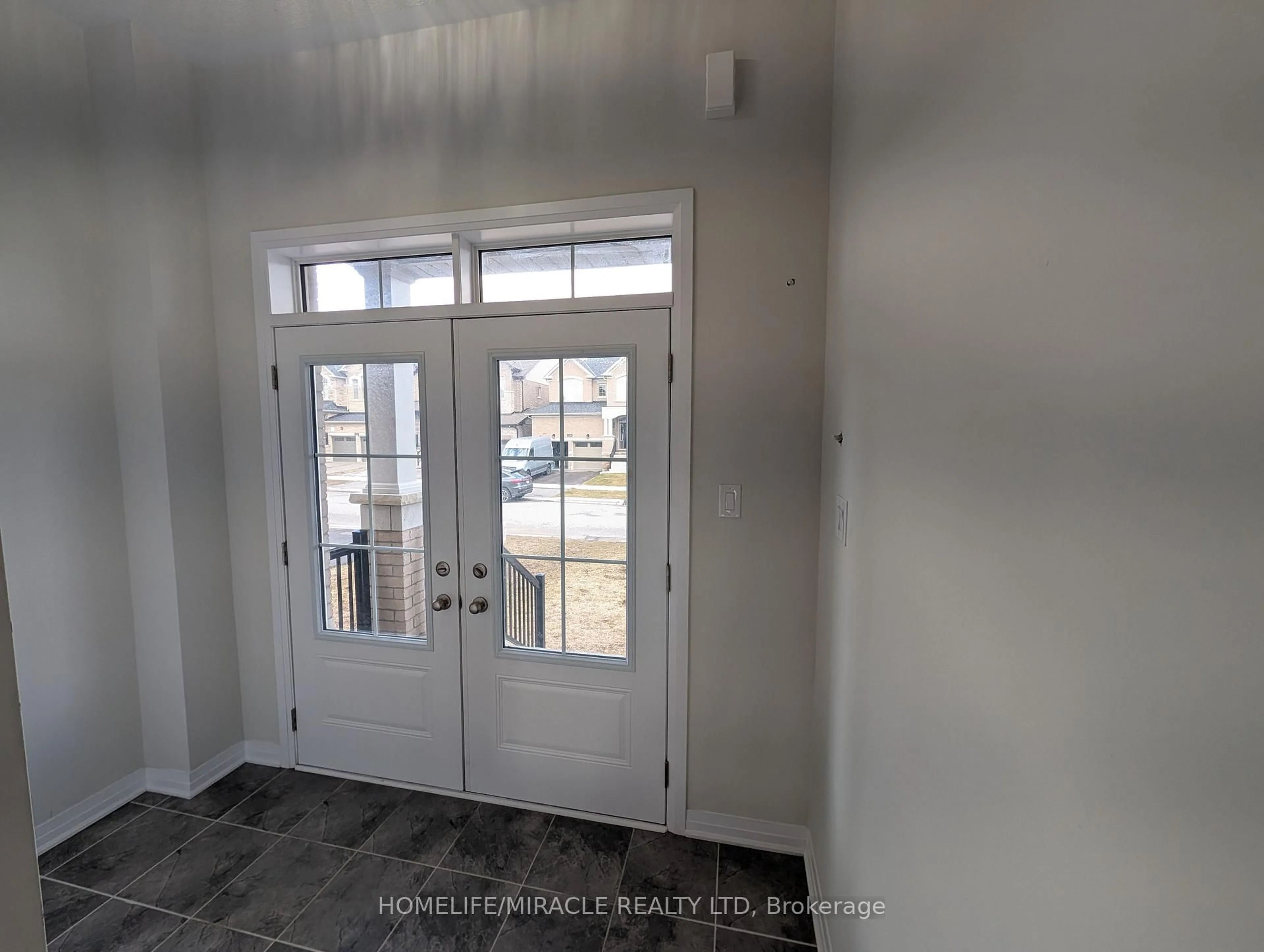 Indoor entryway for 1285 Broderick St, Innisfil Ontario L9S 0P6