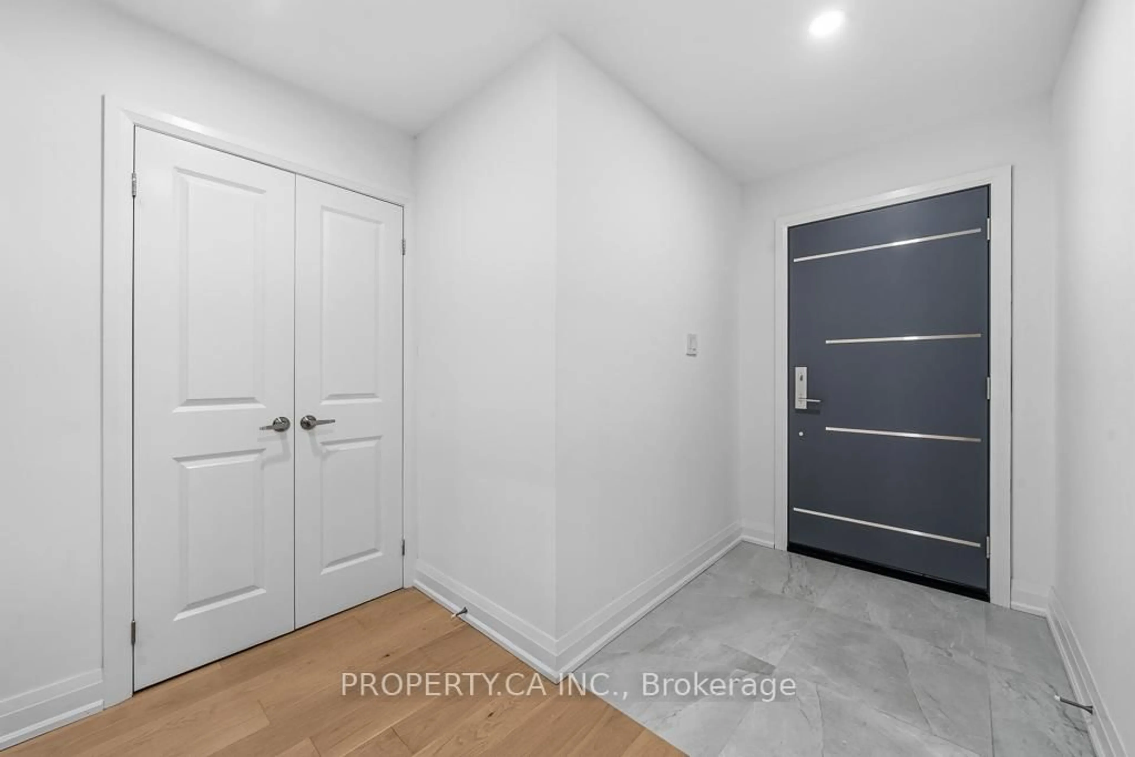 Indoor entryway for 217 Hampton Crt, Newmarket Ontario L3Y 6J5