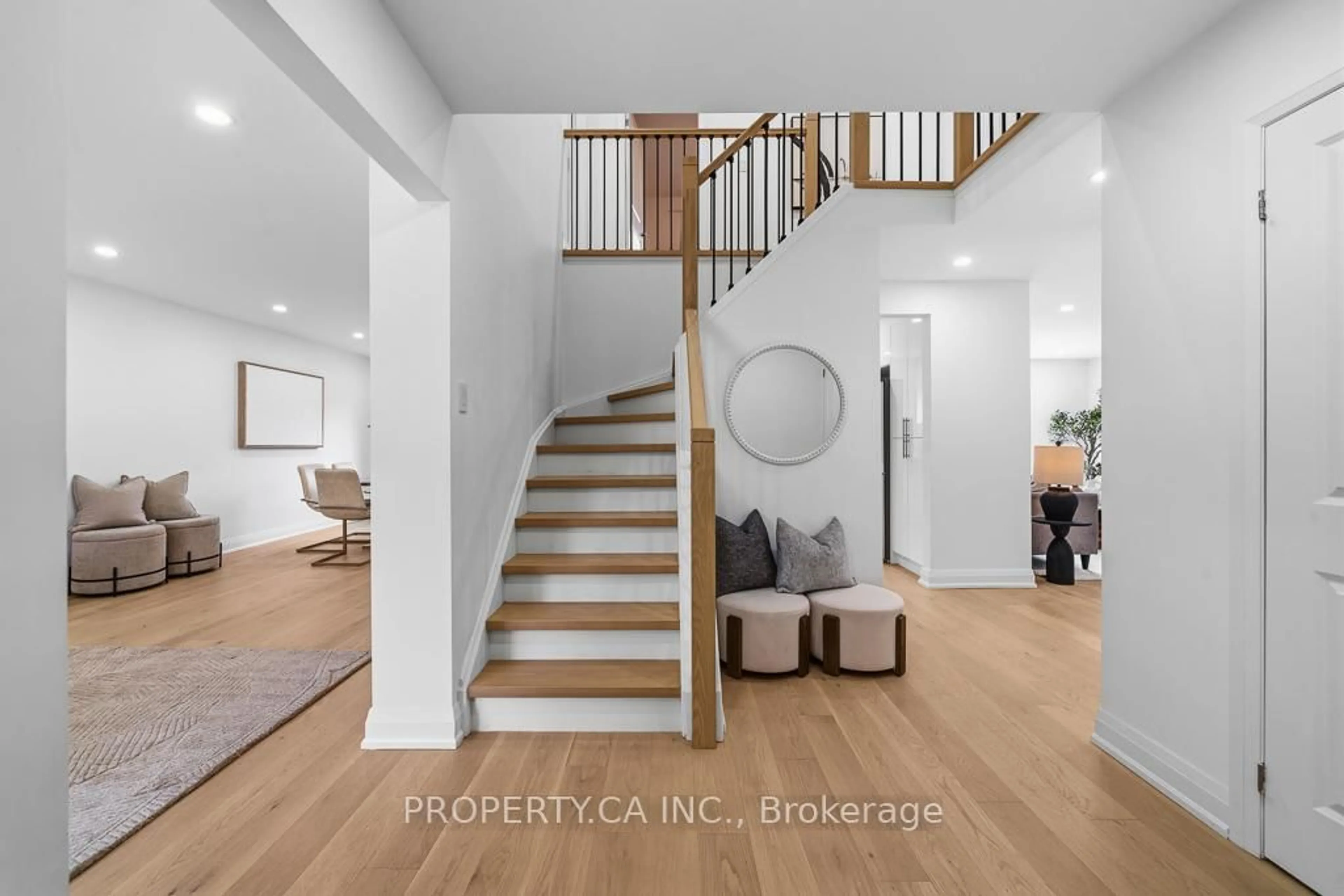 Indoor entryway for 217 Hampton Crt, Newmarket Ontario L3Y 6J5