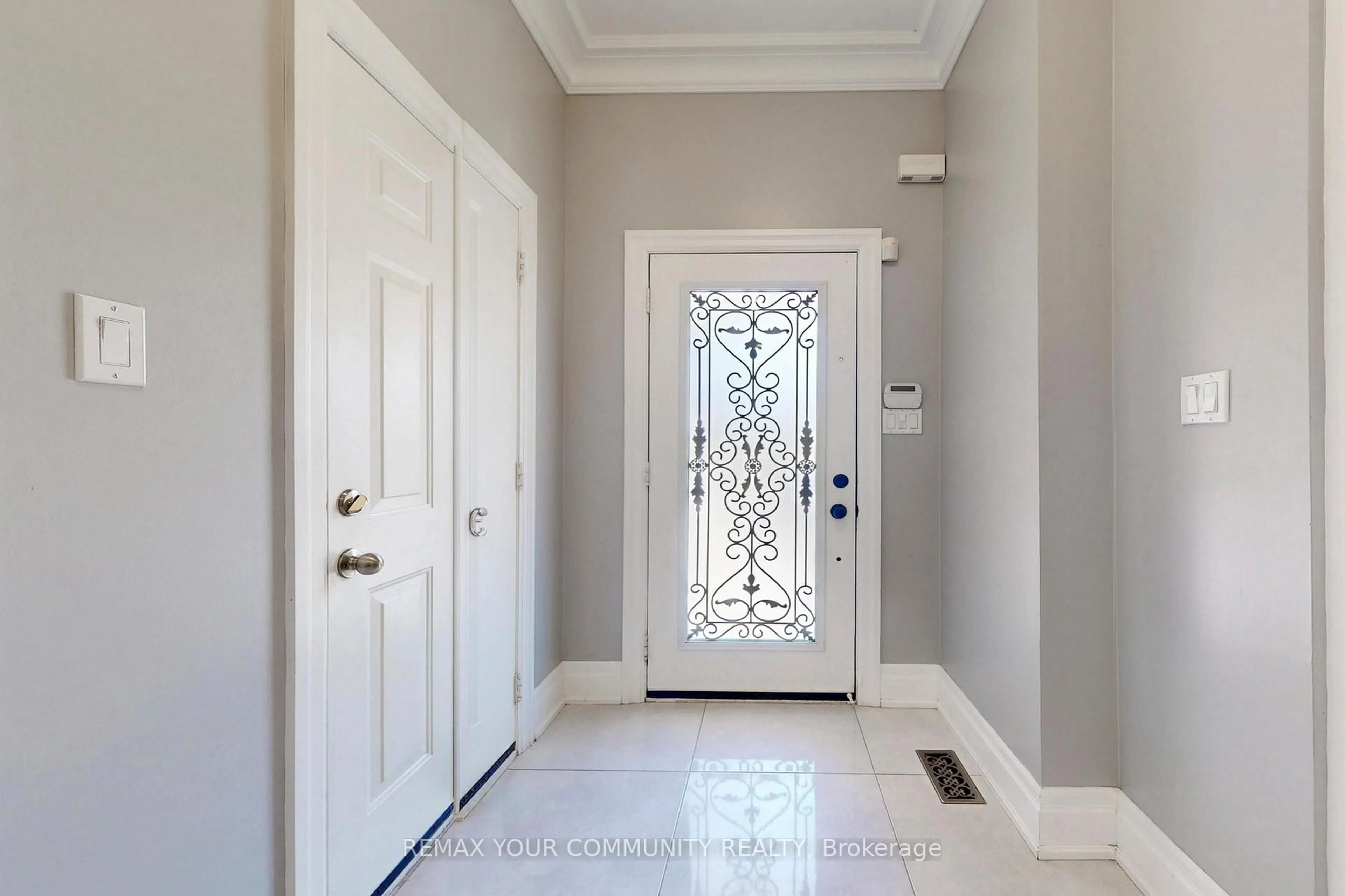 Indoor entryway for 54 English Oak Dr, Richmond Hill Ontario L4E 3W2