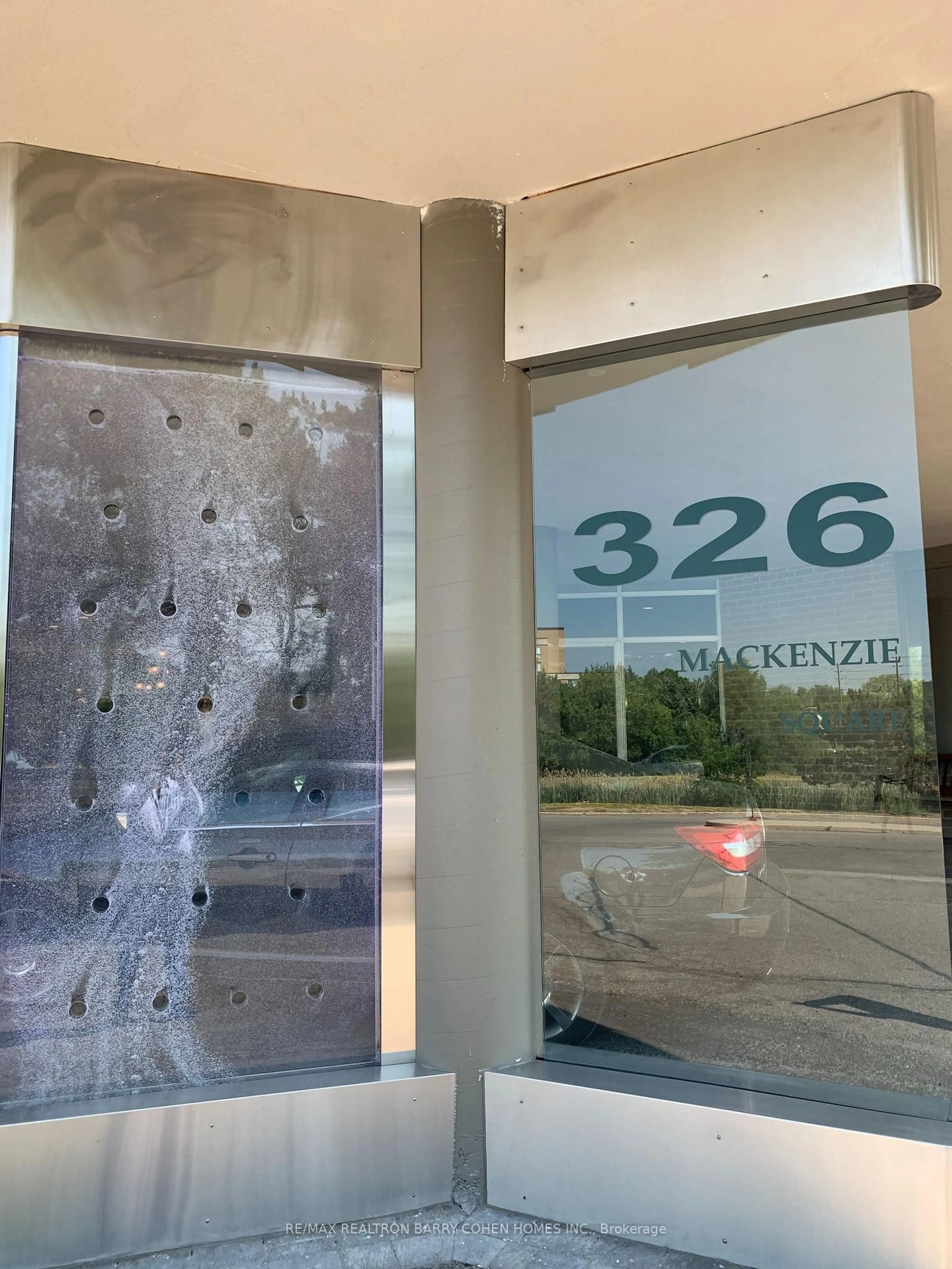 Indoor foyer for 326 Major Mackenzie Dr #404, Richmond Hill Ontario L4C 8T4