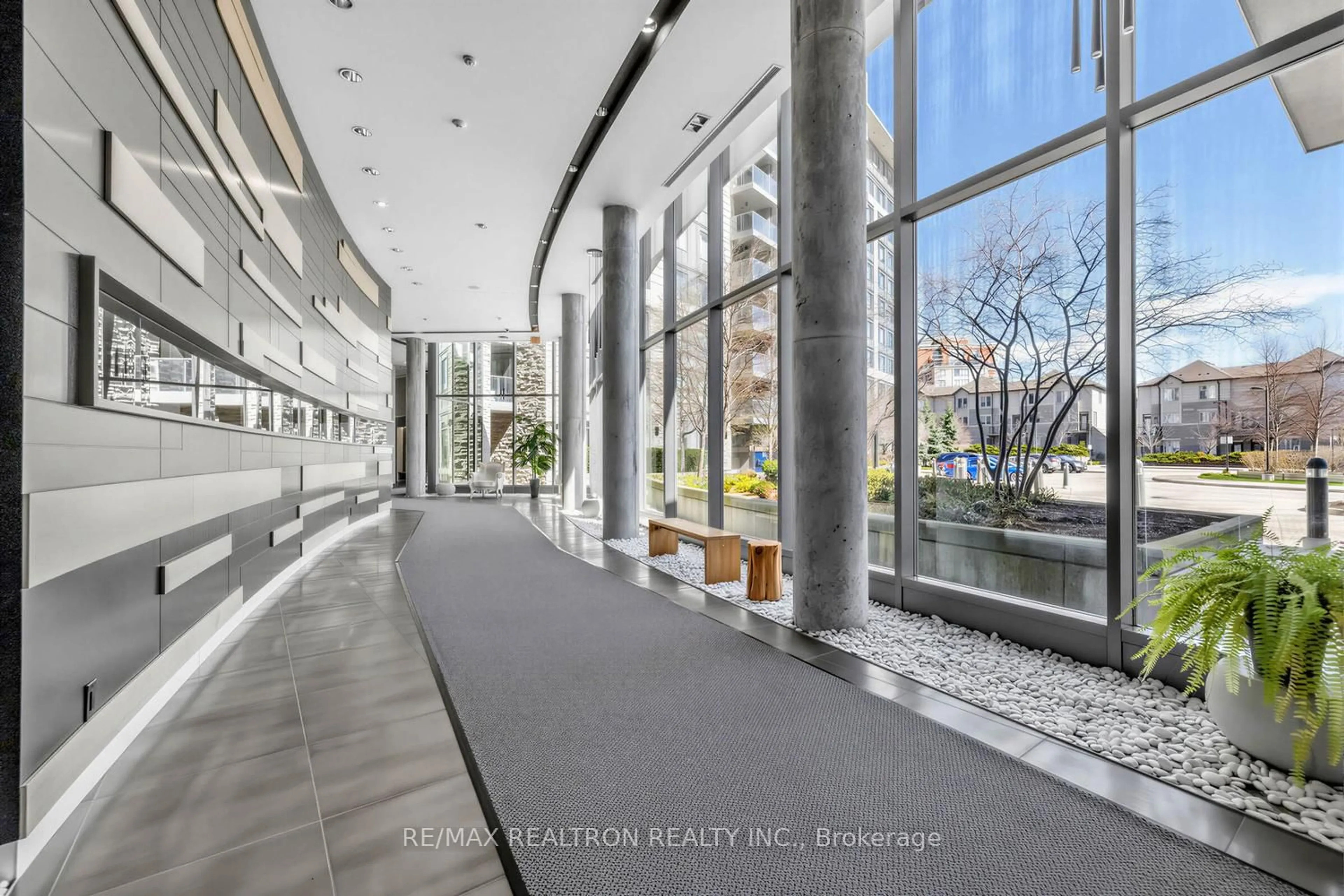 Indoor foyer for 253 South Park Rd #Ph# 2, Markham Ontario L3T 0B5