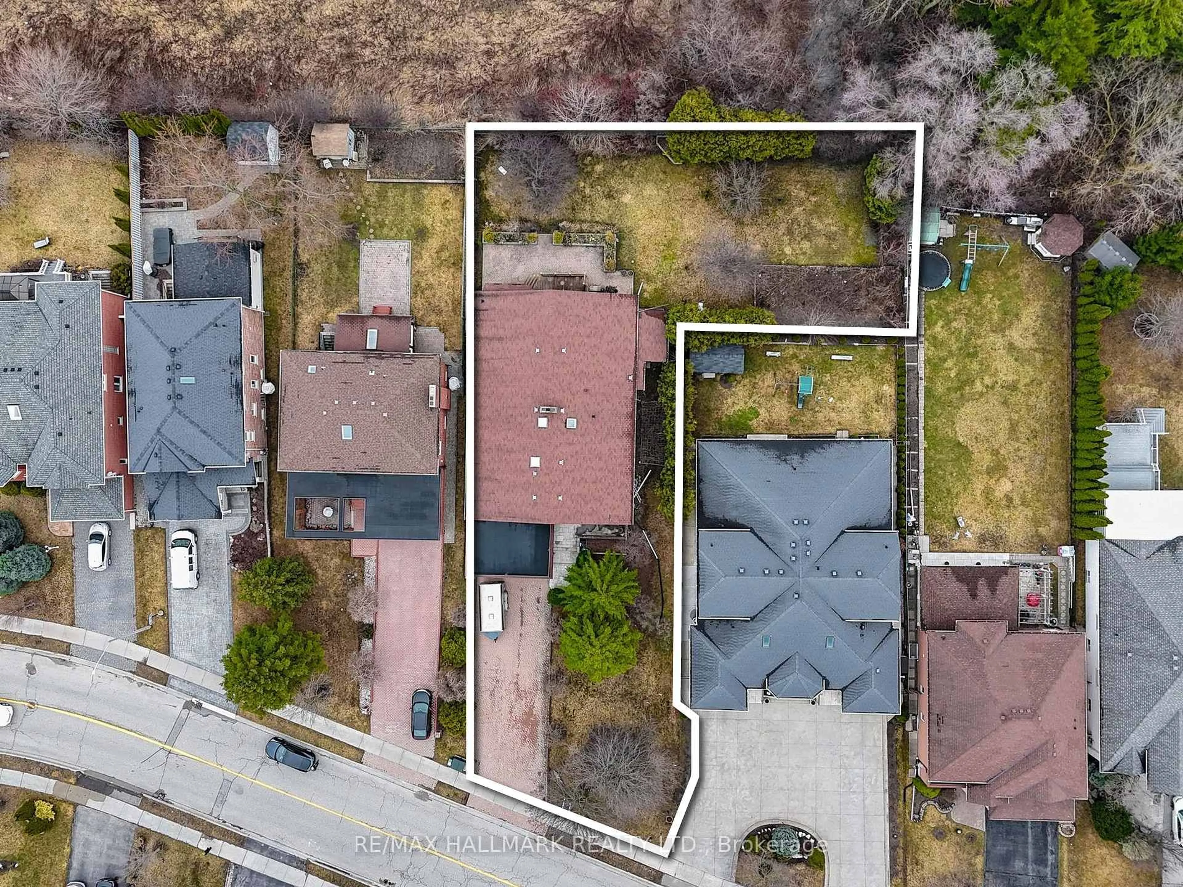 A pic from outside/outdoor area/front of a property/back of a property/a pic from drone, street for 101 Leyburn Ave, Richmond Hill Ontario L4C 0J6