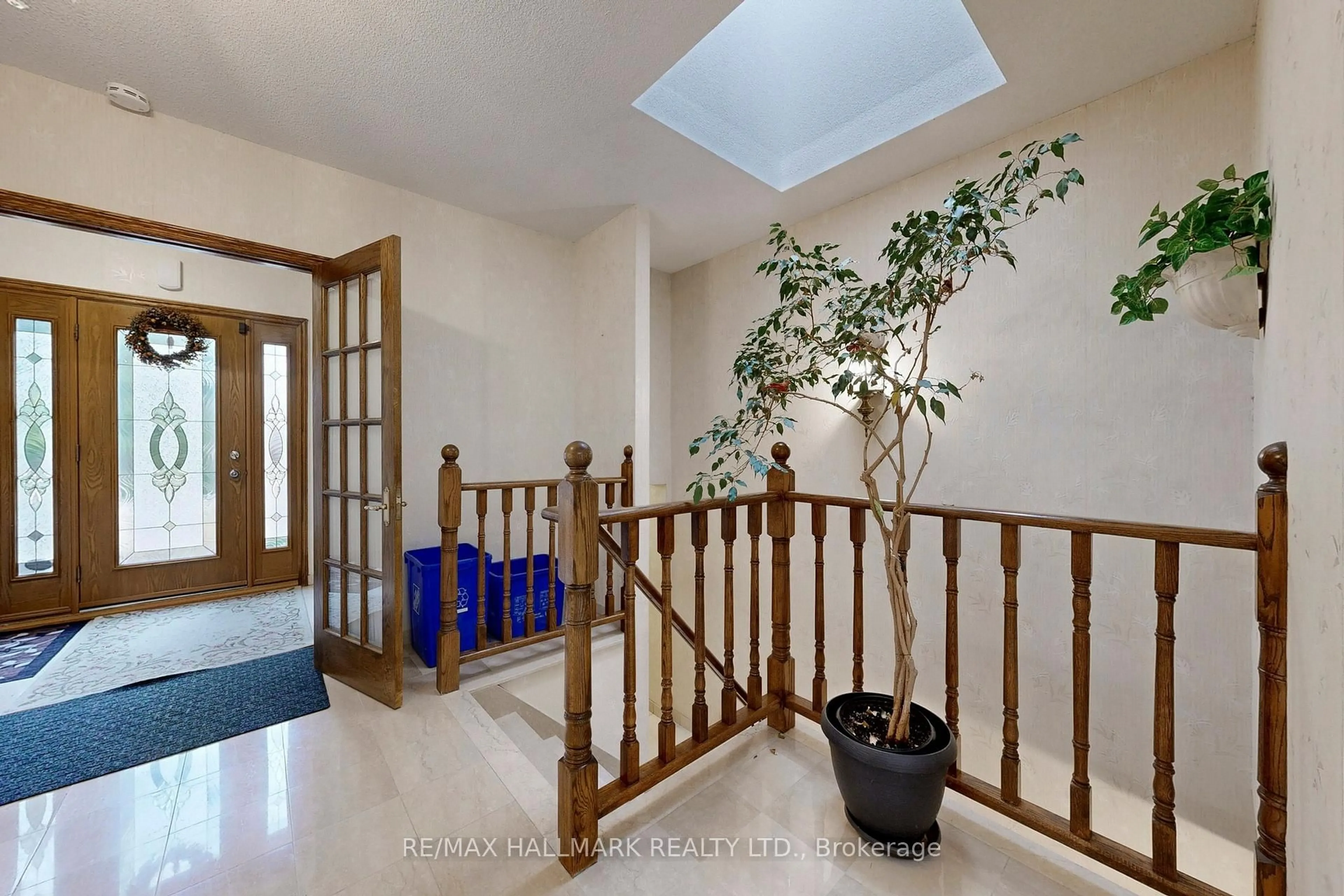 Indoor foyer for 101 Leyburn Ave, Richmond Hill Ontario L4C 0J6