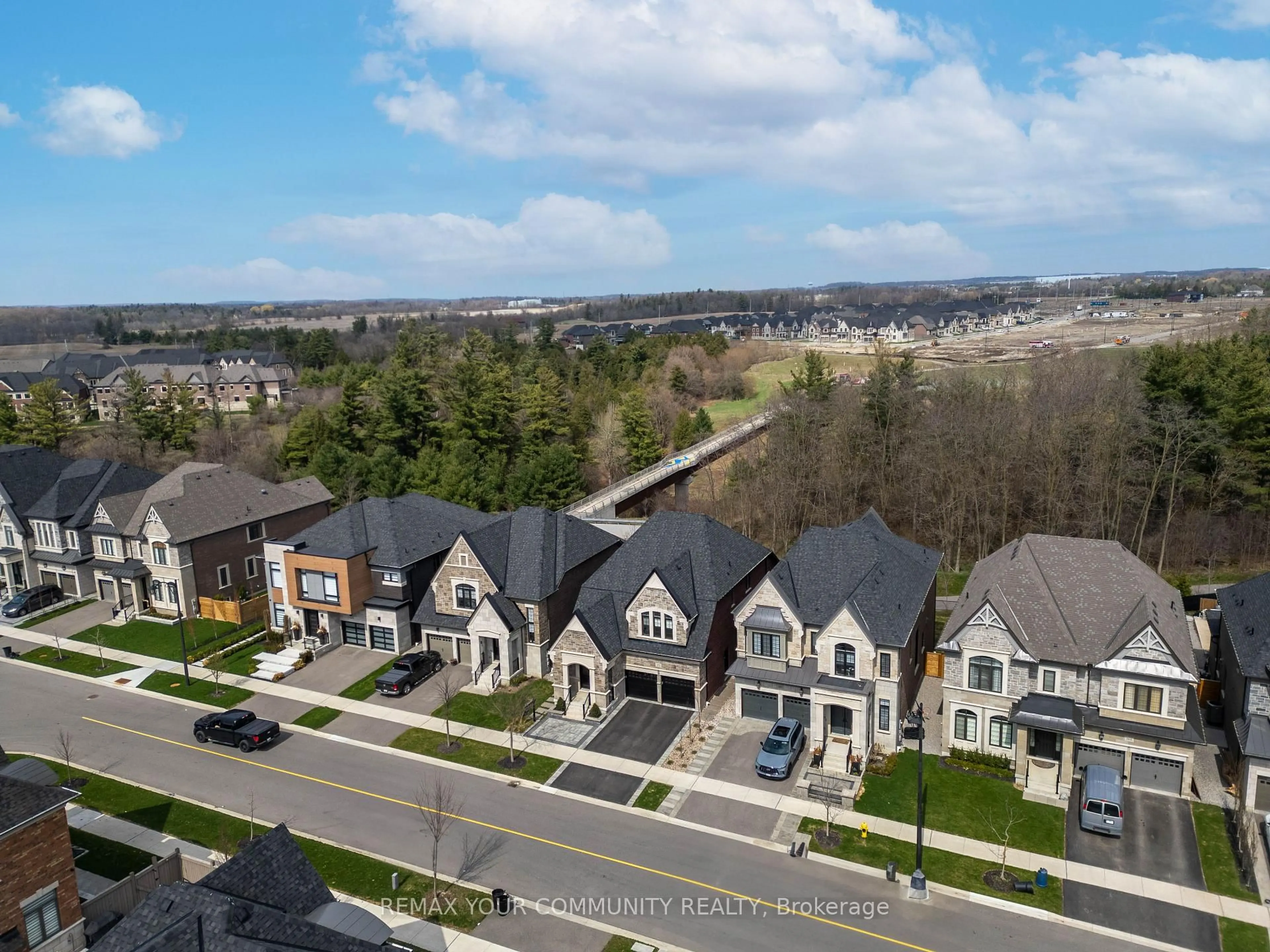 A pic from outside/outdoor area/front of a property/back of a property/a pic from drone, street for 172 Purple Creek Rd, Vaughan Ontario L4H 5C6