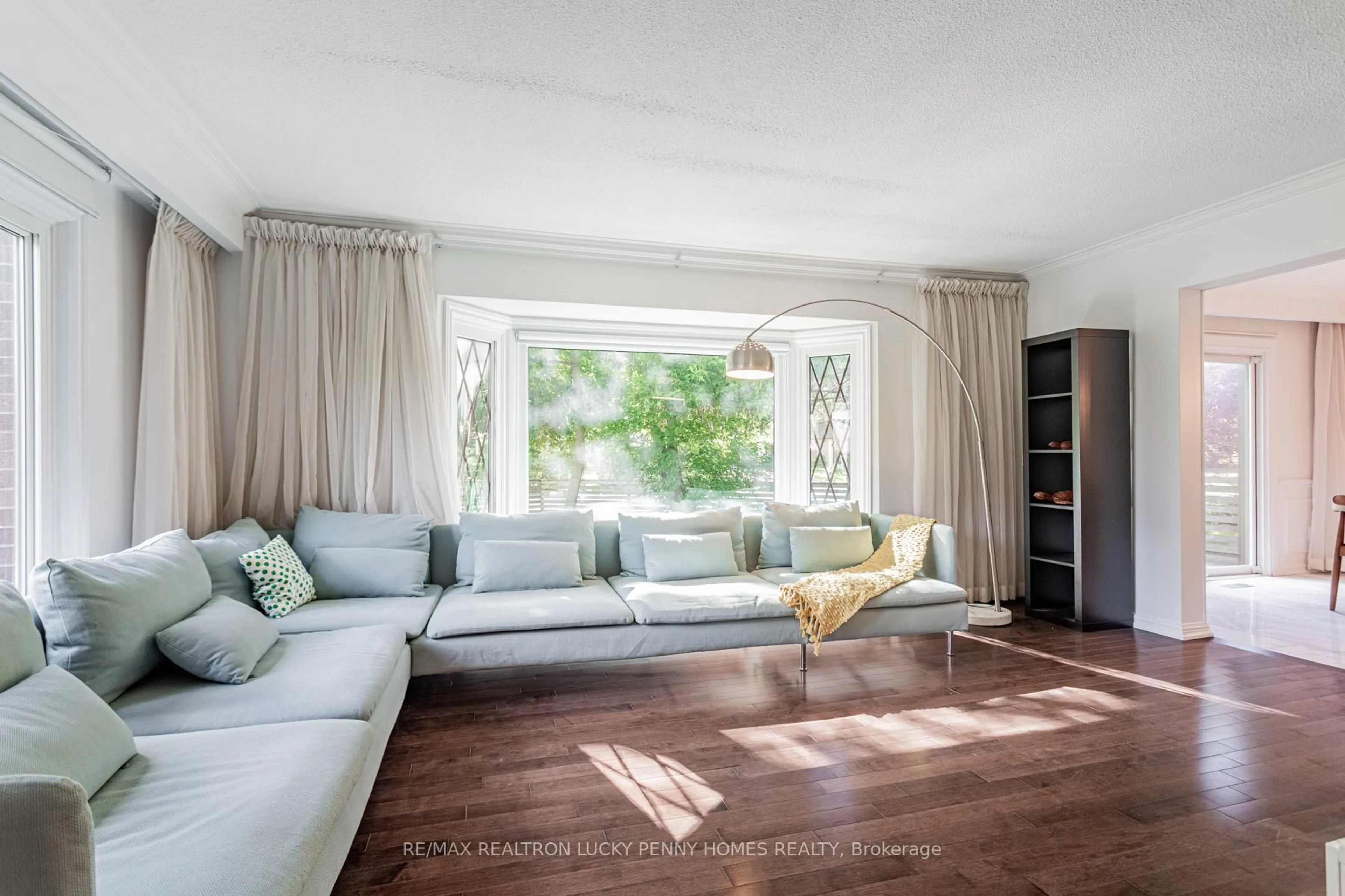 Living room with furniture, unknown for 6 Village Squire Lane, Markham Ontario L3T 4S4