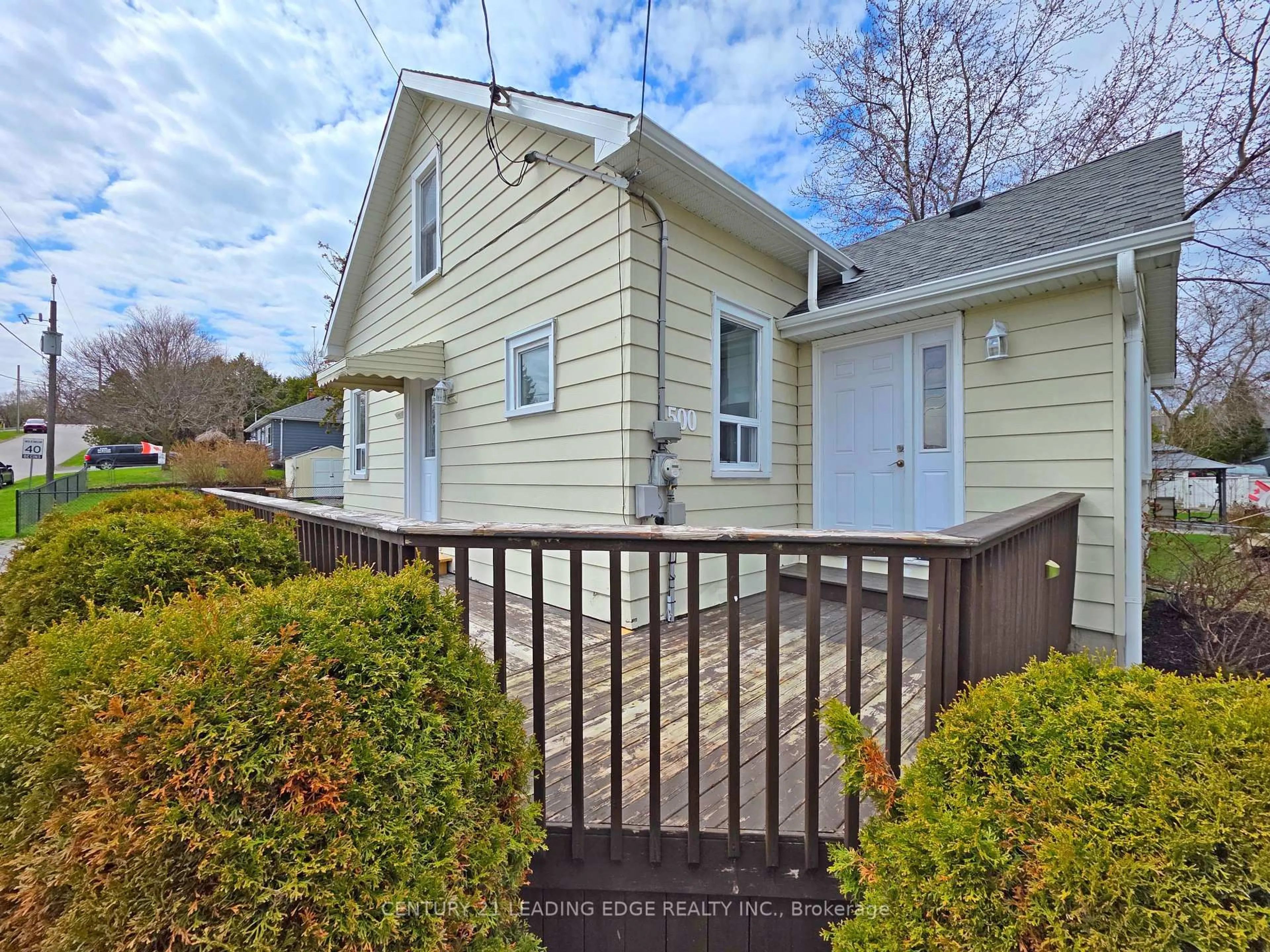 A pic from outside/outdoor area/front of a property/back of a property/a pic from drone, street for 500 The Queensway South, Georgina Ontario L4P 2E3