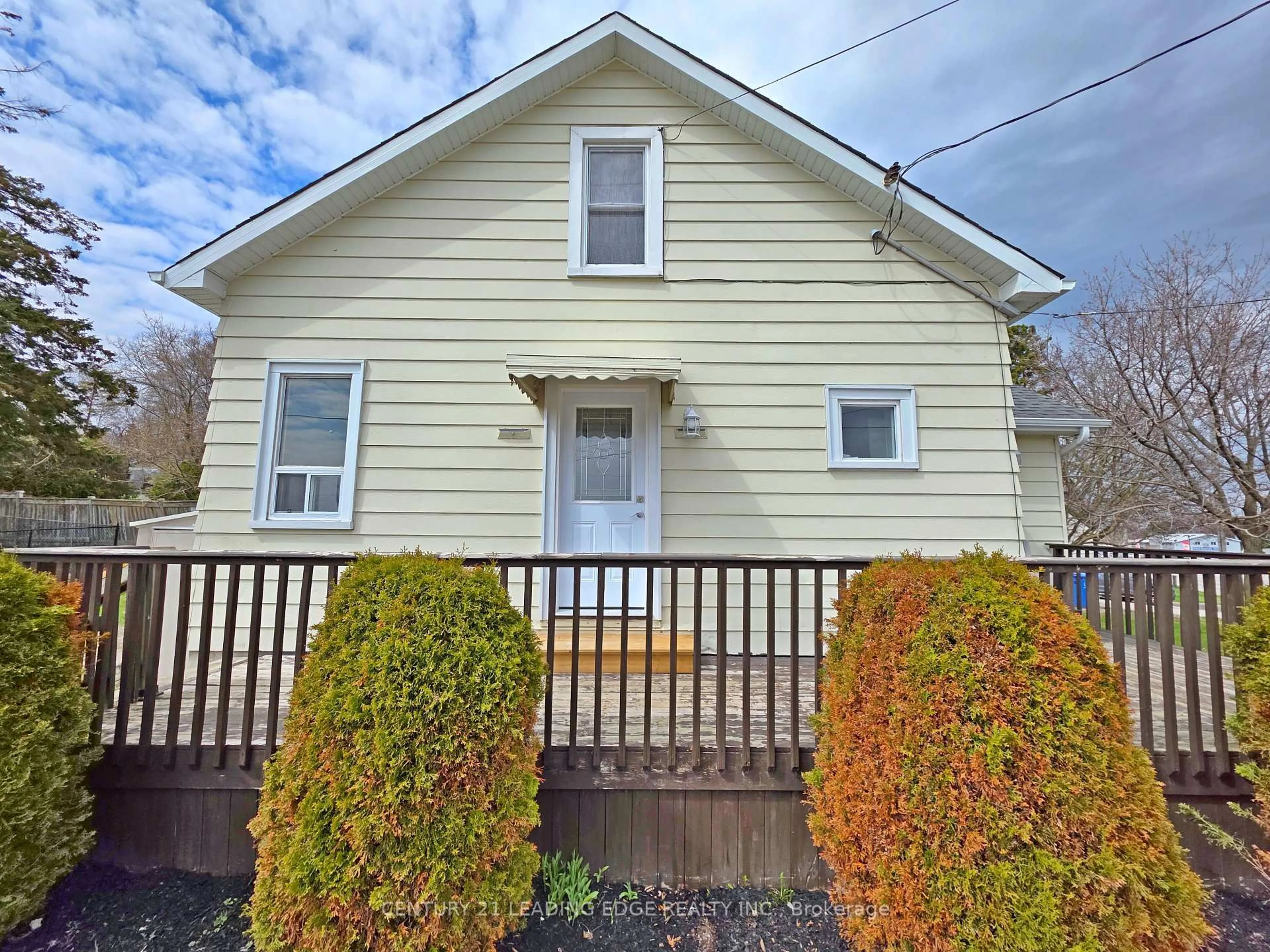 Home with vinyl exterior material, street for 500 The Queensway South, Georgina Ontario L4P 2E3