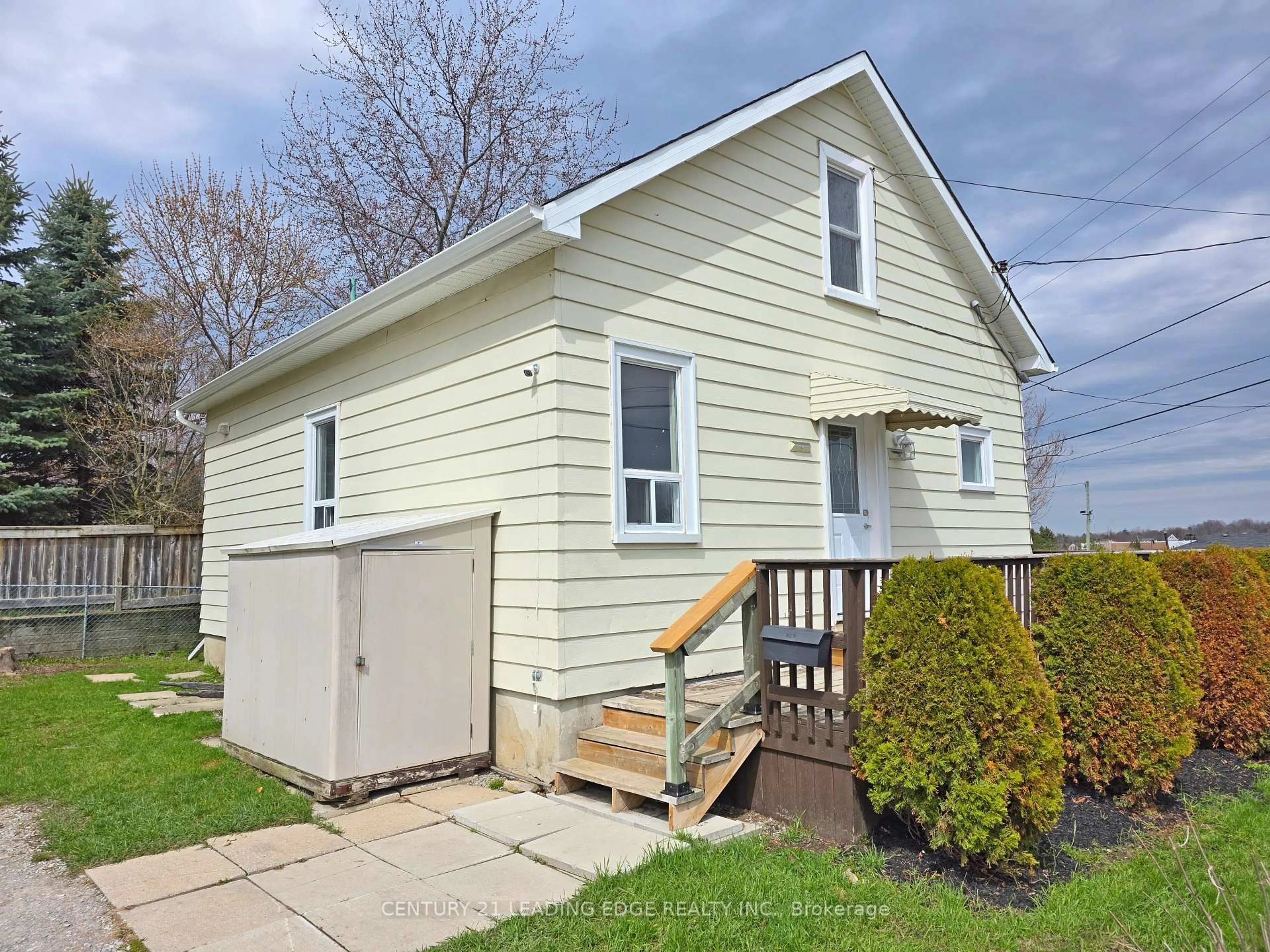 Home with vinyl exterior material, street for 500 The Queensway South, Georgina Ontario L4P 2E3