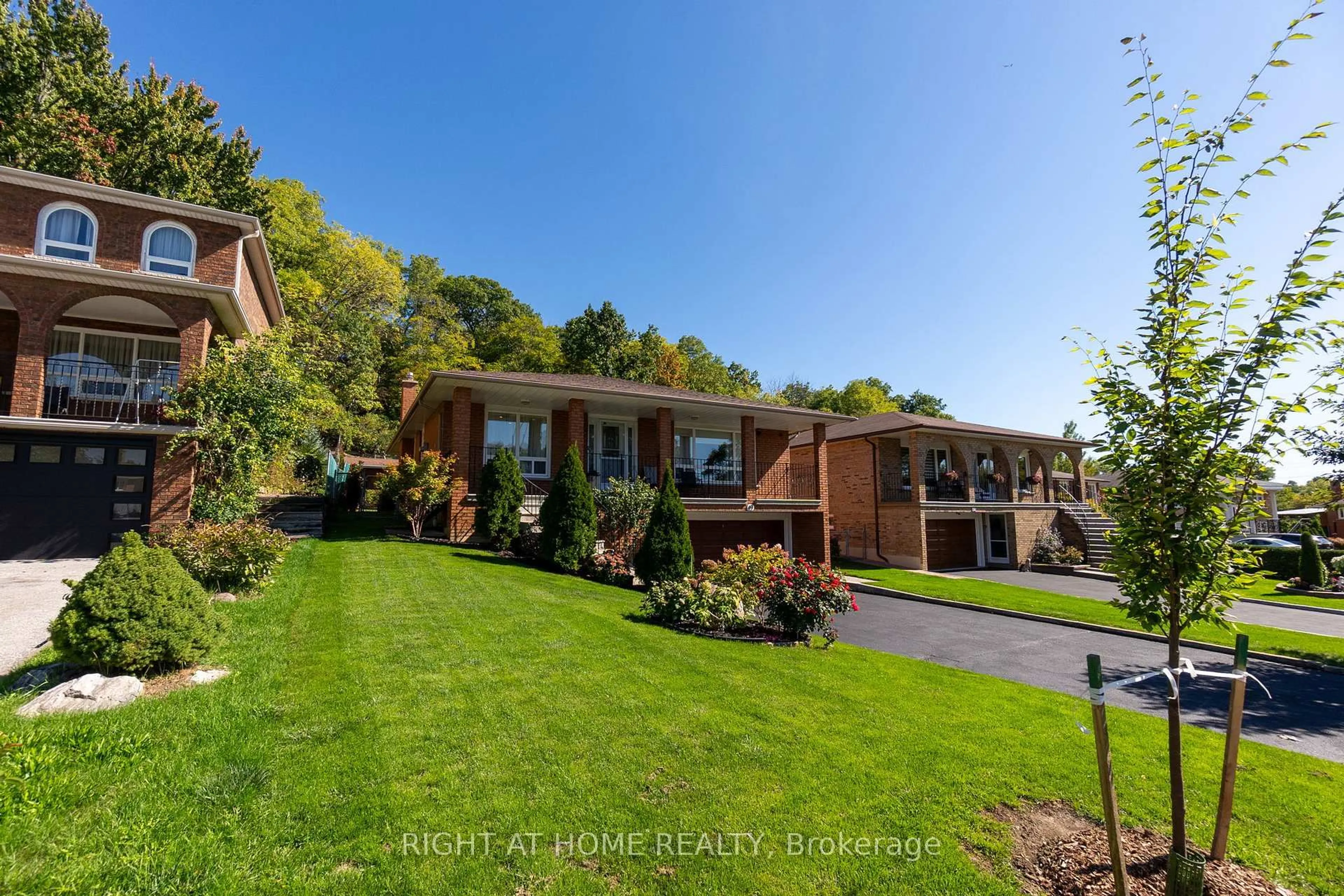 A pic from outside/outdoor area/front of a property/back of a property/a pic from drone, unknown for 49 Pioneer Lane, Vaughan Ontario L4L 2P2