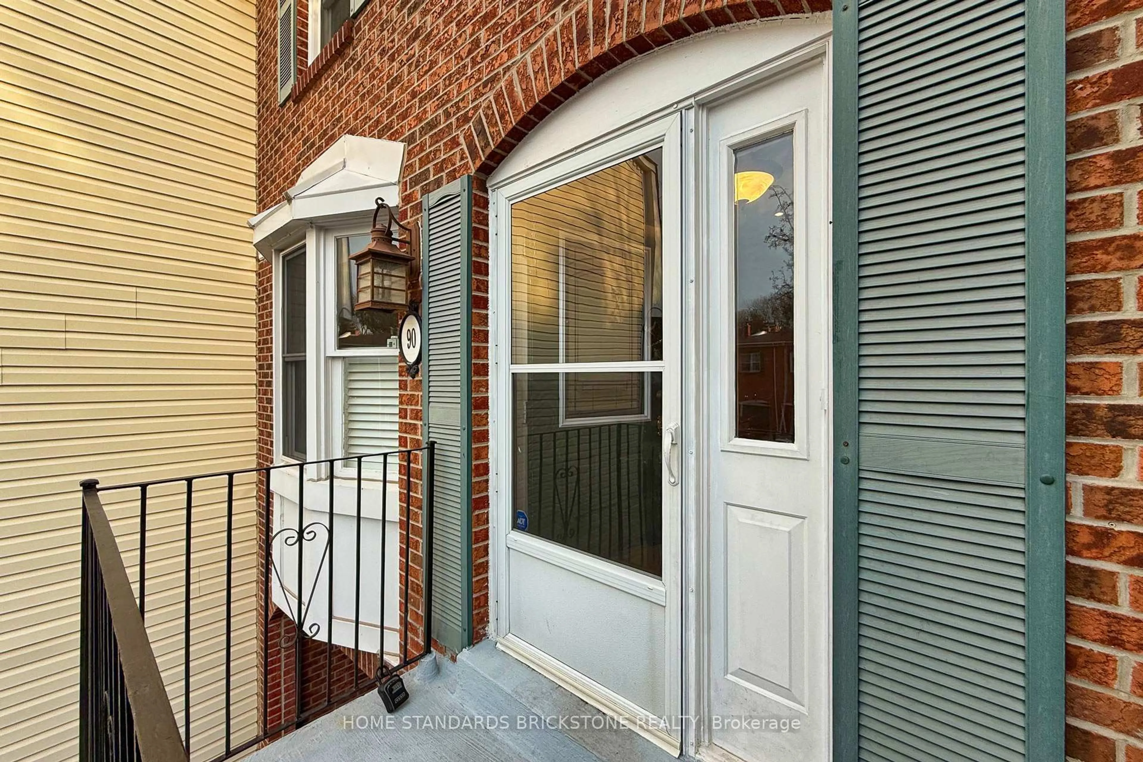 Indoor entryway for 90 Confederation Way, Markham Ontario L3T 5R5