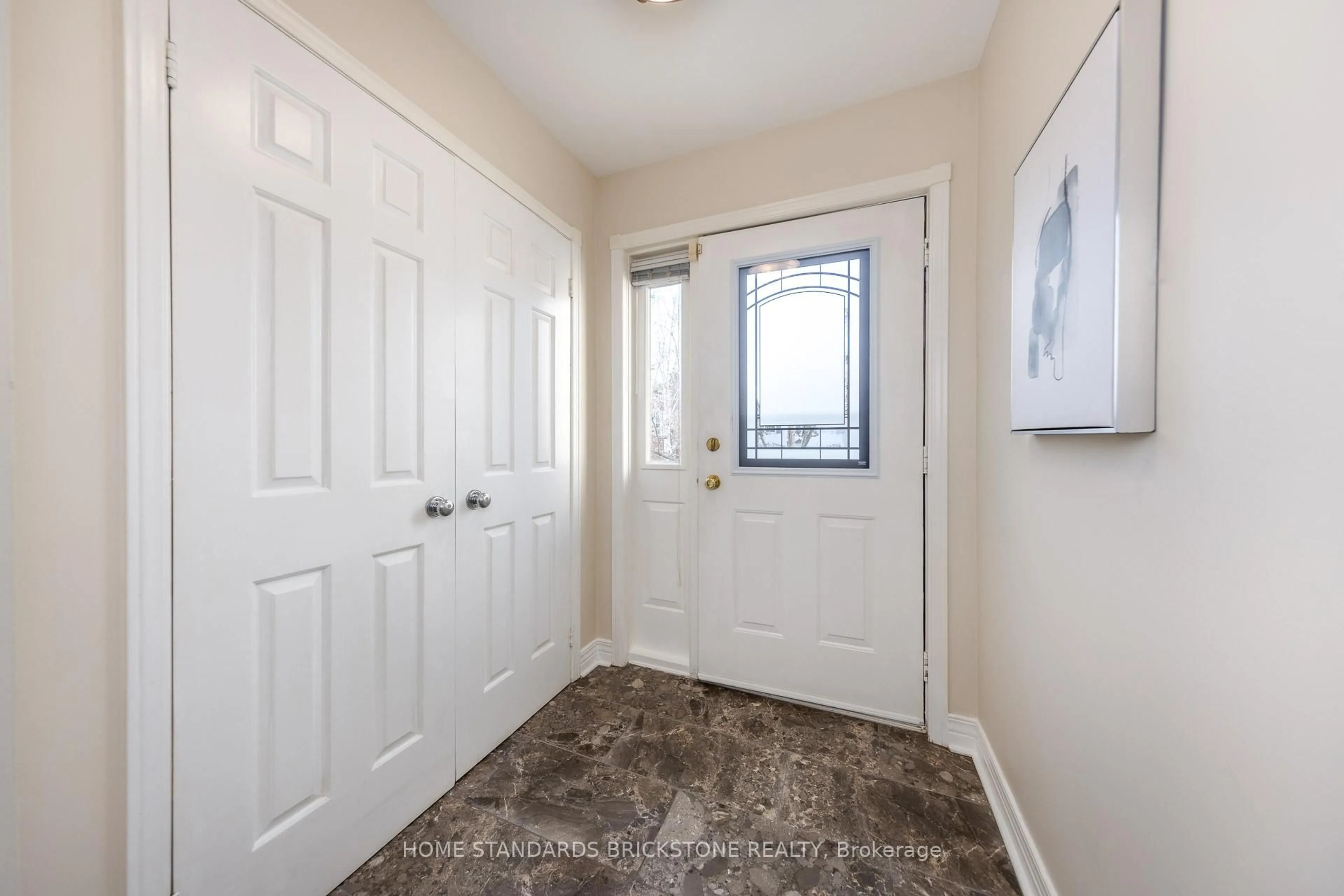Indoor entryway for 90 Confederation Way, Markham Ontario L3T 5R5