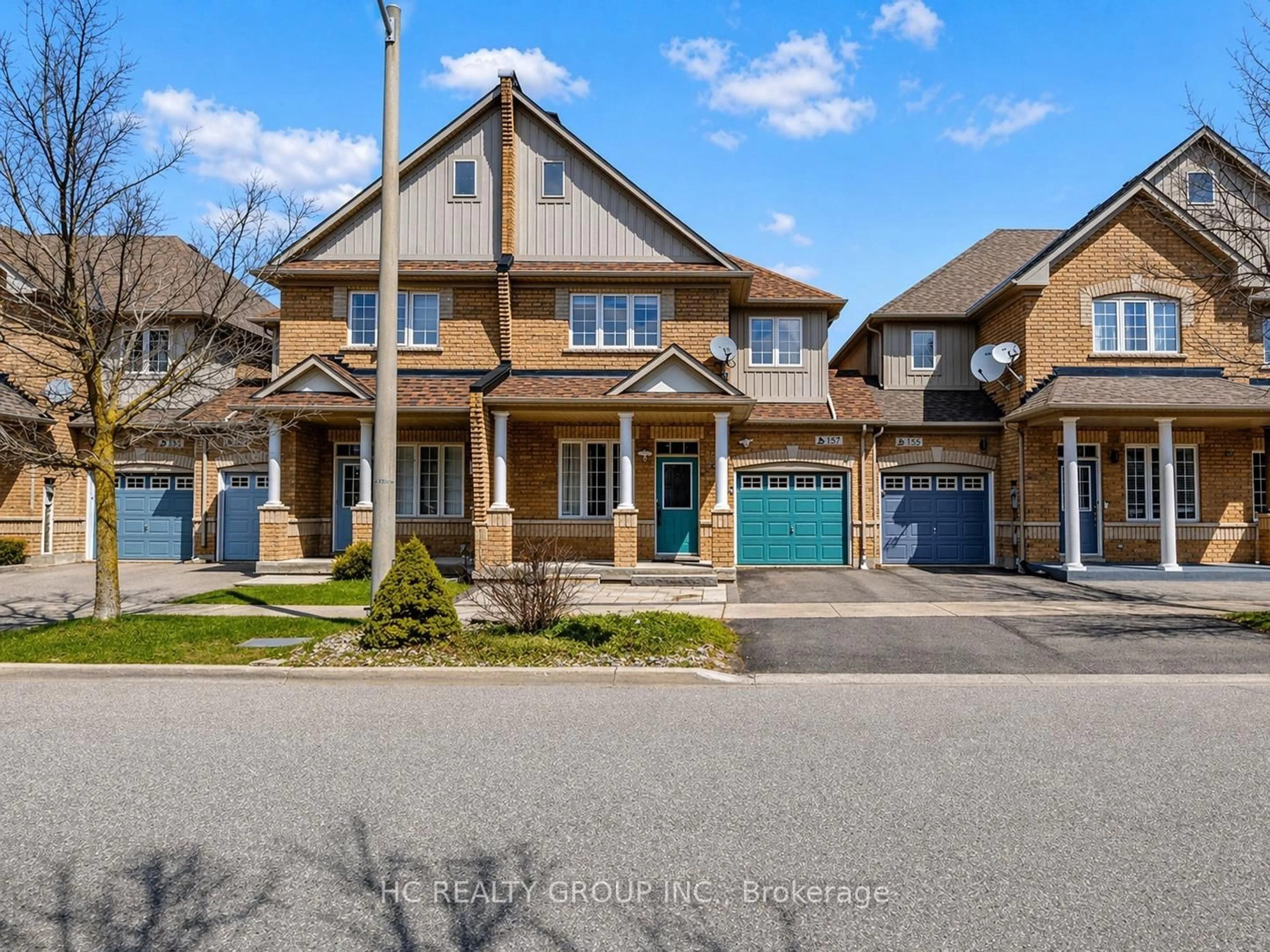 A pic from outside/outdoor area/front of a property/back of a property/a pic from drone, street for 157 DOVETAIL Dr, Richmond Hill Ontario L4E 5A6