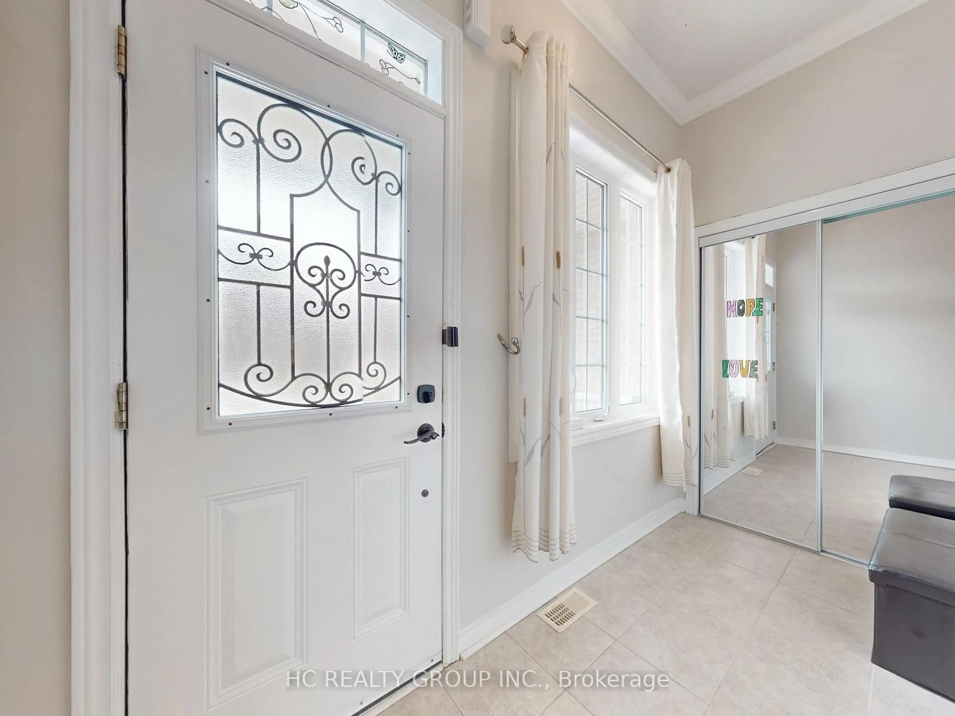 Indoor entryway for 157 DOVETAIL Dr, Richmond Hill Ontario L4E 5A6