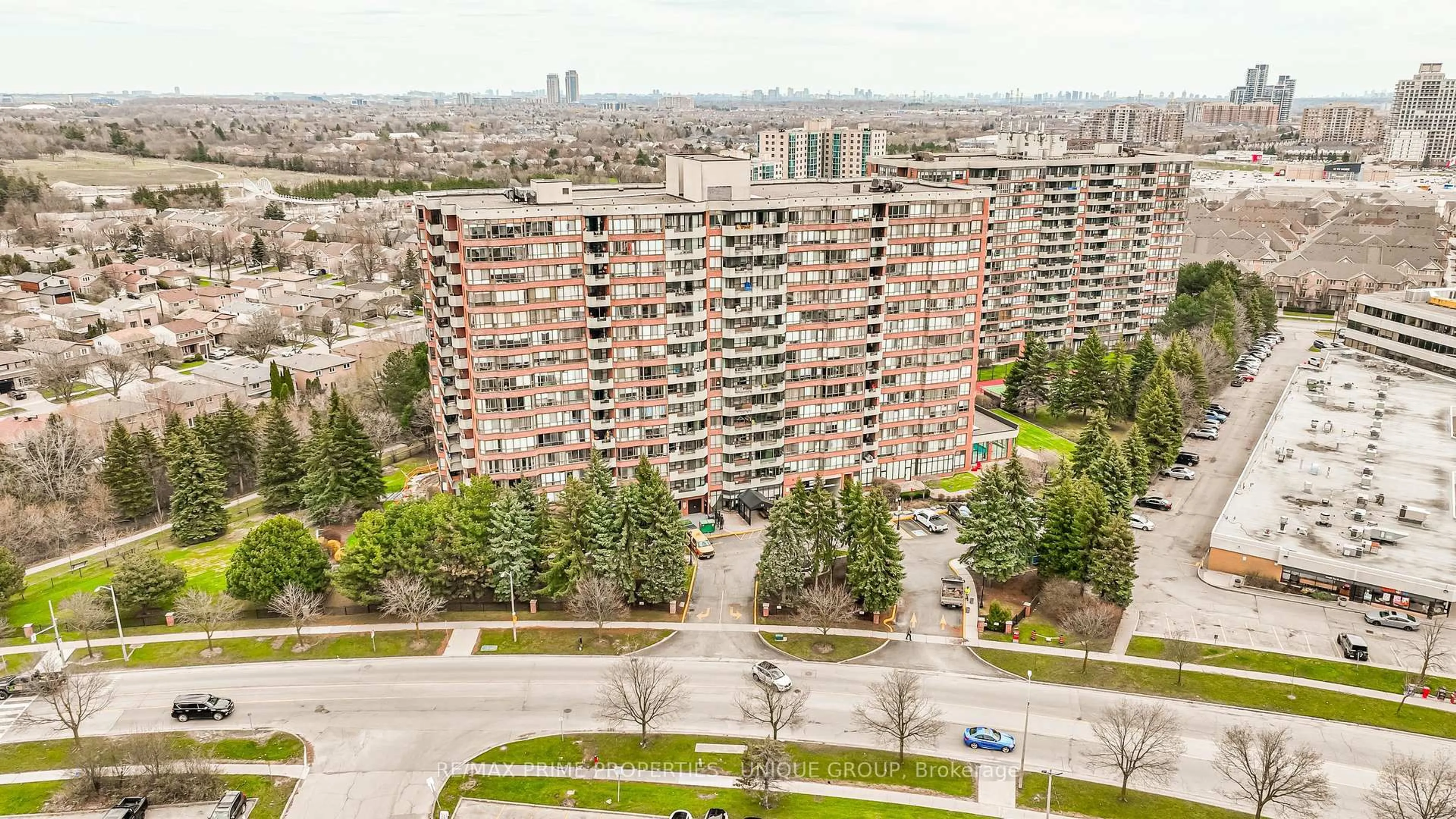 A pic from outside/outdoor area/front of a property/back of a property/a pic from drone, city buildings view from balcony for 33 Weldrick Rd #209, Richmond Hill Ontario L4C 8W4
