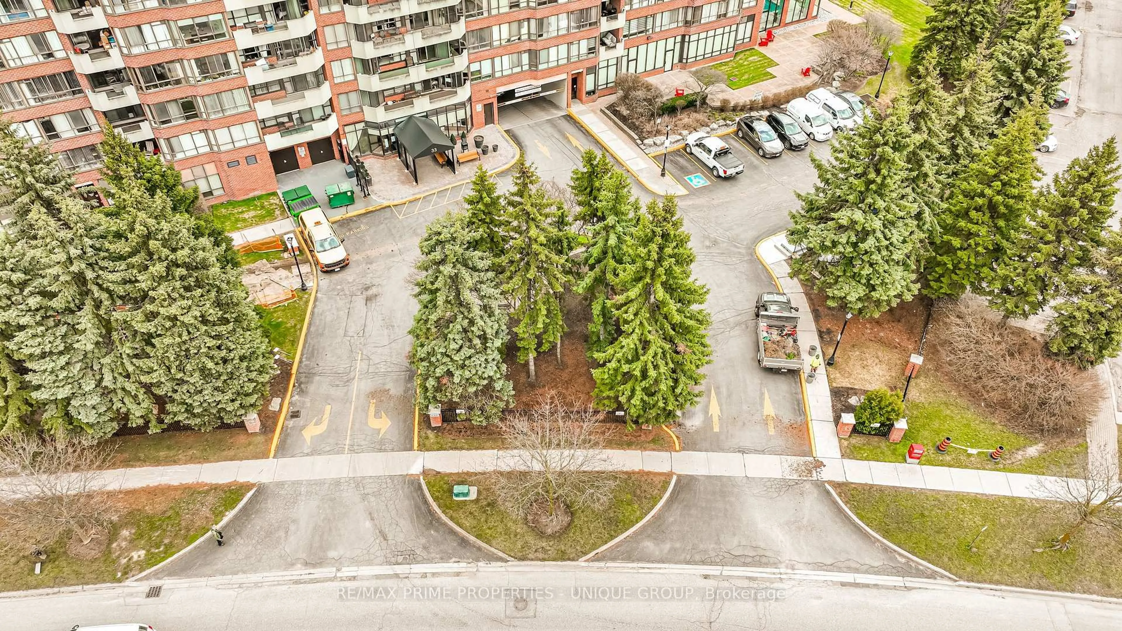 A pic from outside/outdoor area/front of a property/back of a property/a pic from drone, city buildings view from balcony for 33 Weldrick Rd #209, Richmond Hill Ontario L4C 8W4
