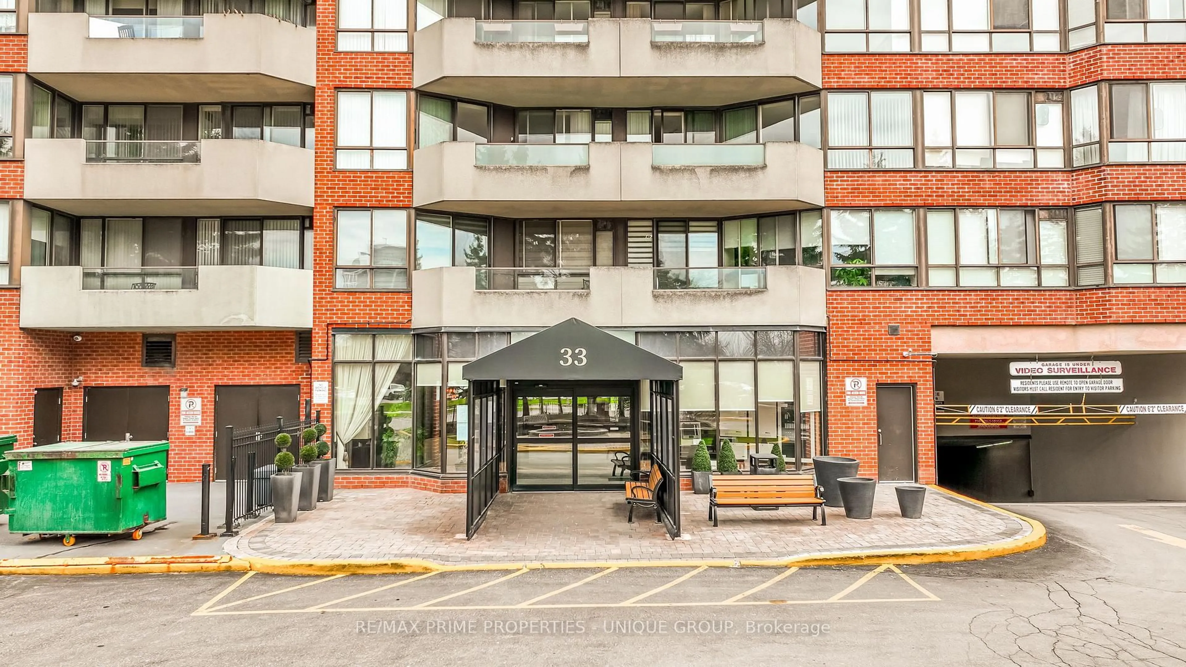 Indoor foyer for 33 Weldrick Rd #209, Richmond Hill Ontario L4C 8W4