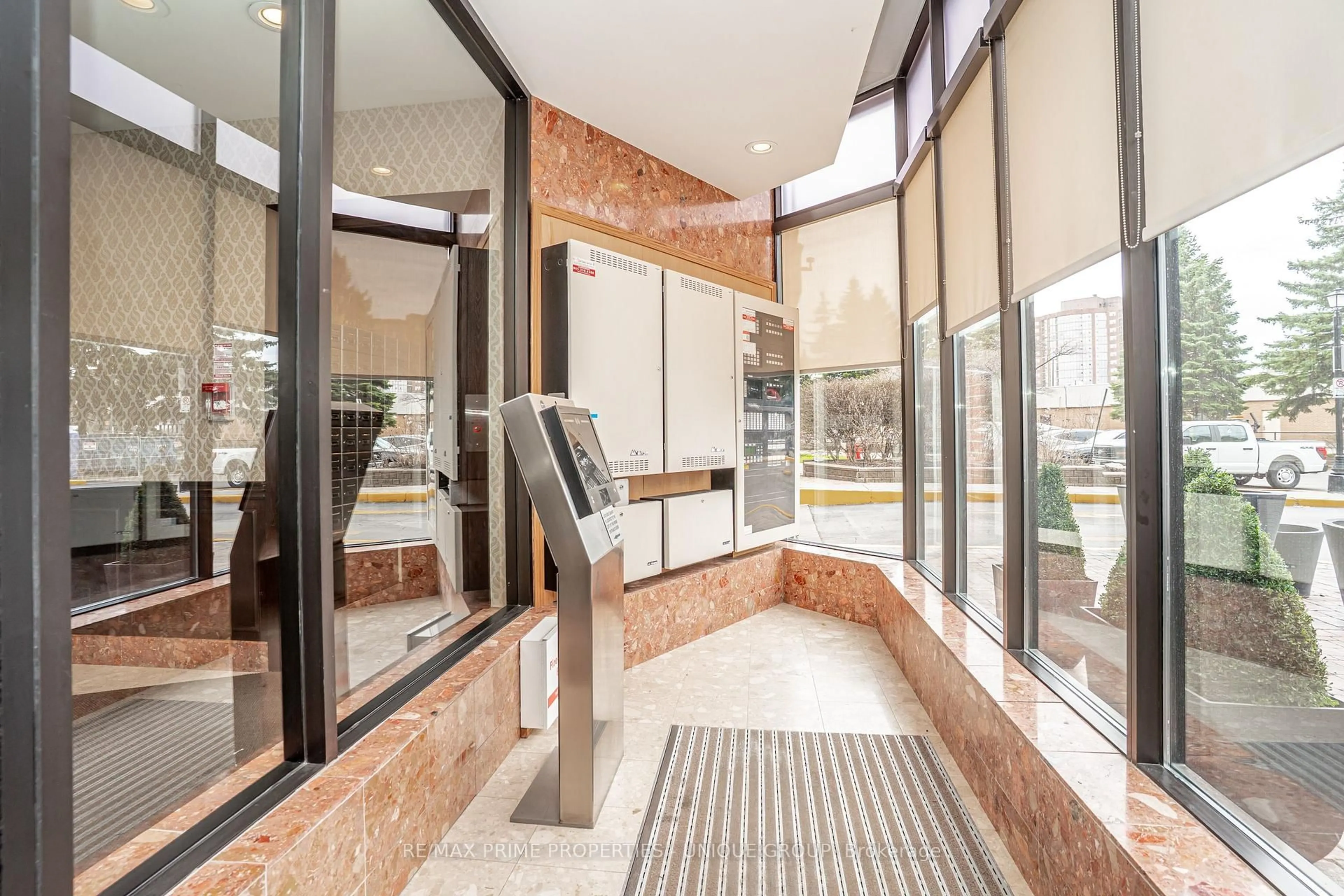 Indoor foyer for 33 Weldrick Rd #209, Richmond Hill Ontario L4C 8W4