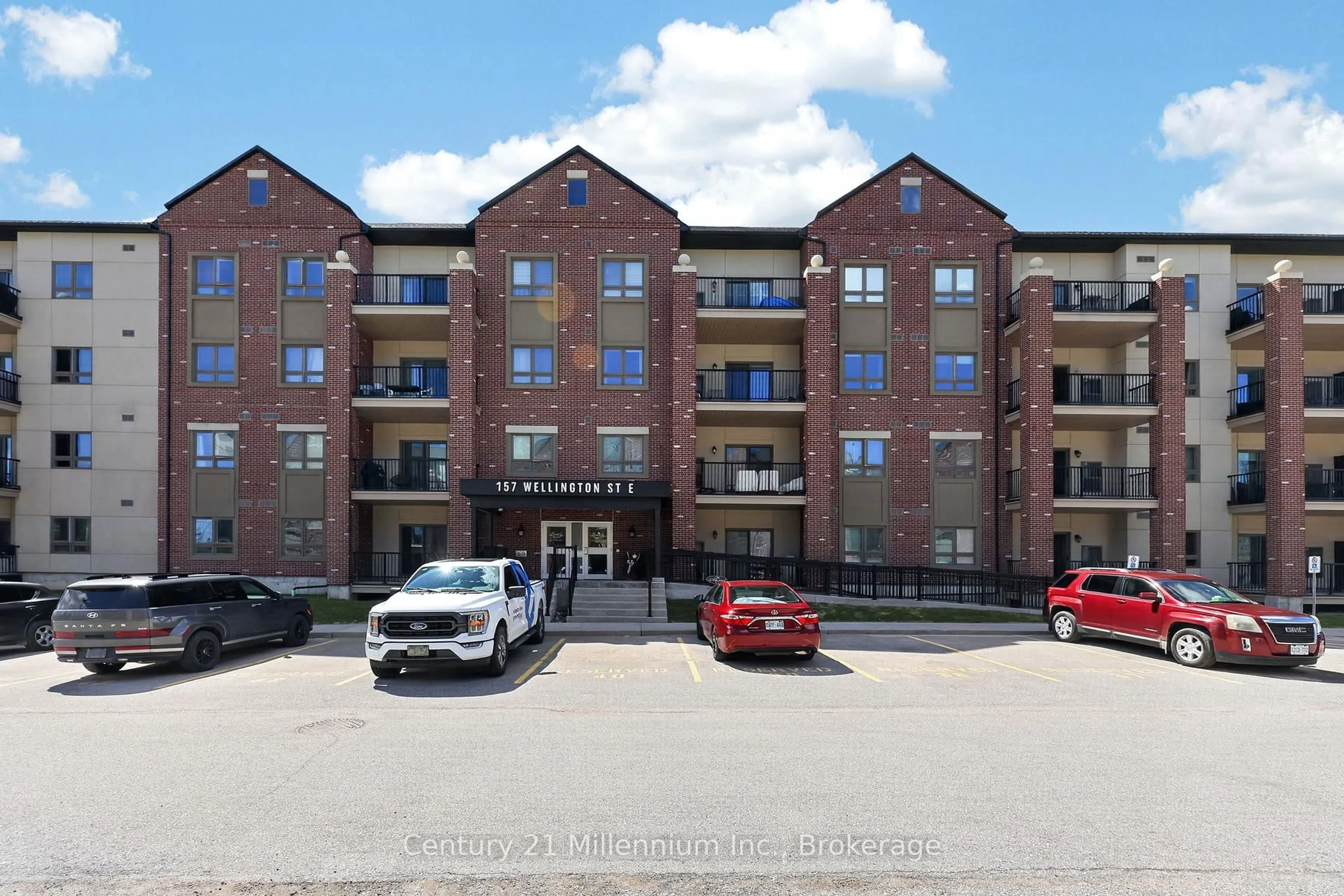 A pic from outside/outdoor area/front of a property/back of a property/a pic from drone, building for 157 Wellington St #109, New Tecumseth Ontario L9R 0R7