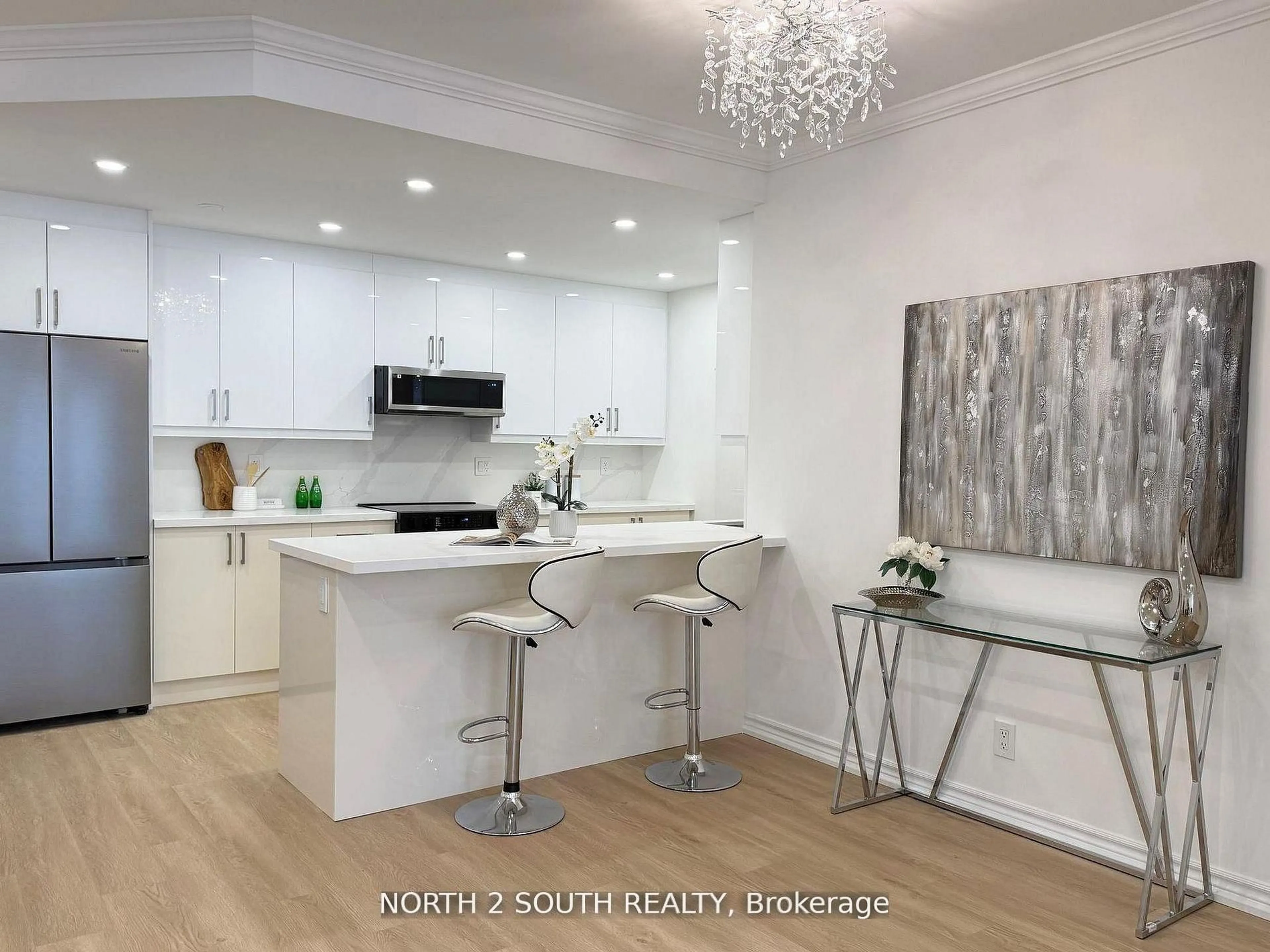 Open concept kitchen, wood/laminate floor for 32 Clarissa Dr #PH27, Richmond Hill Ontario L4C 9R7