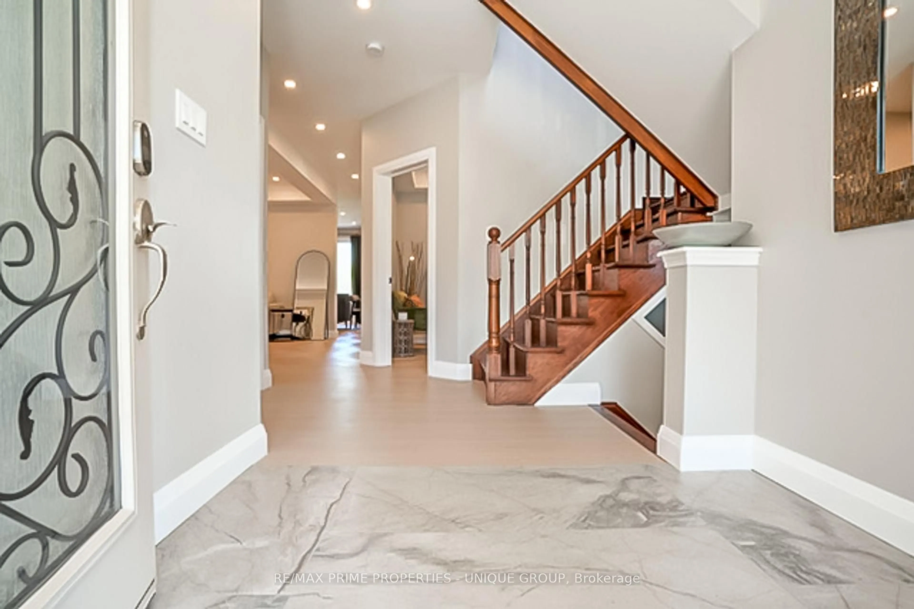 Indoor entryway for 54 Vitlor Dr, Richmond Hill Ontario L4E 4P9