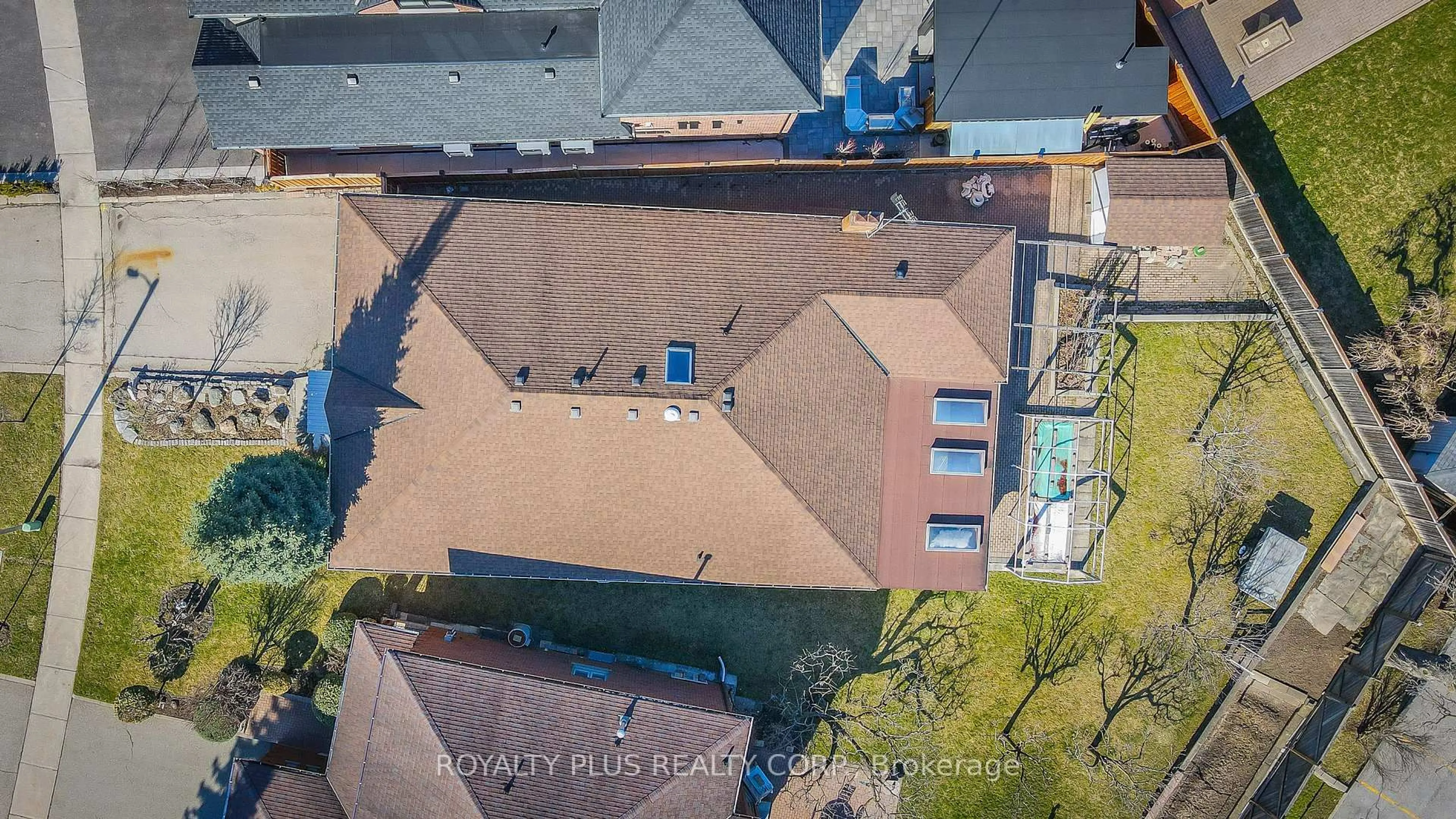 A pic from outside/outdoor area/front of a property/back of a property/a pic from drone, city buildings view from balcony for 19 Ravine Crt, Vaughan Ontario L4L 7B9