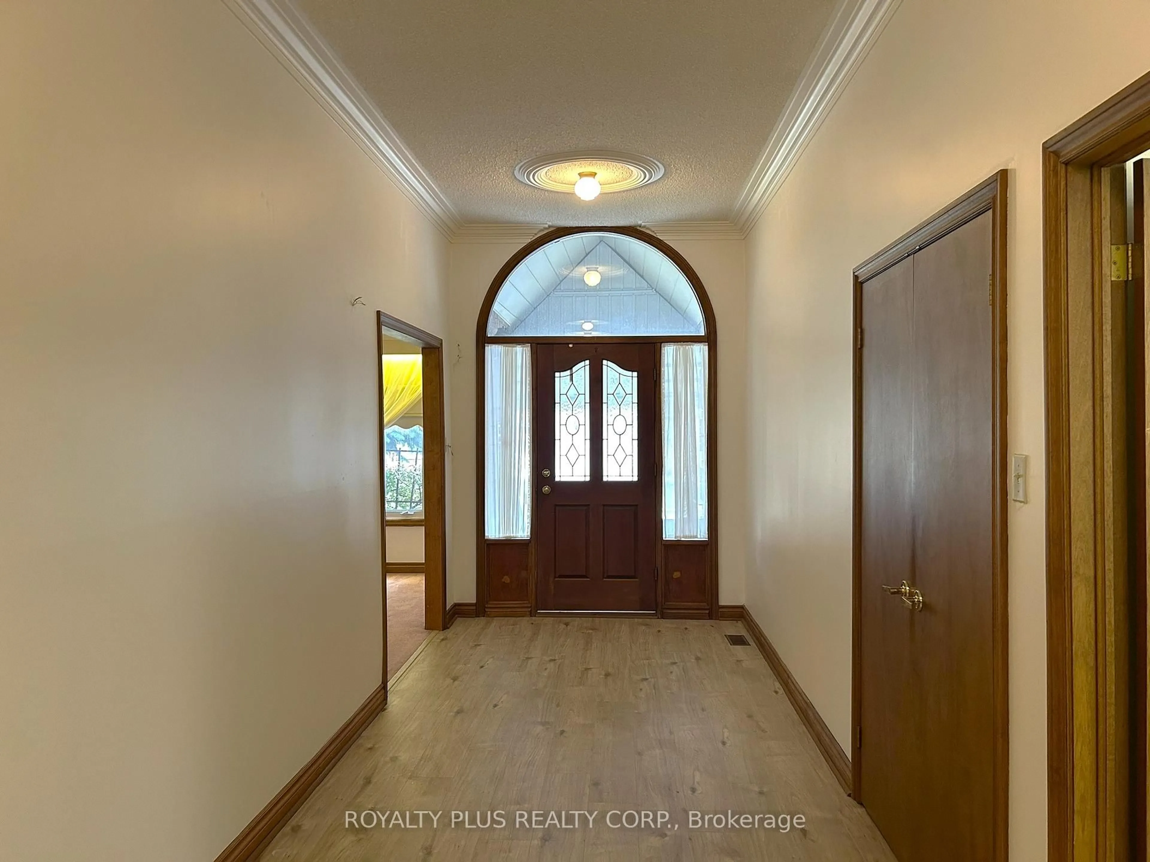 Indoor foyer for 19 Ravine Crt, Vaughan Ontario L4L 7B9