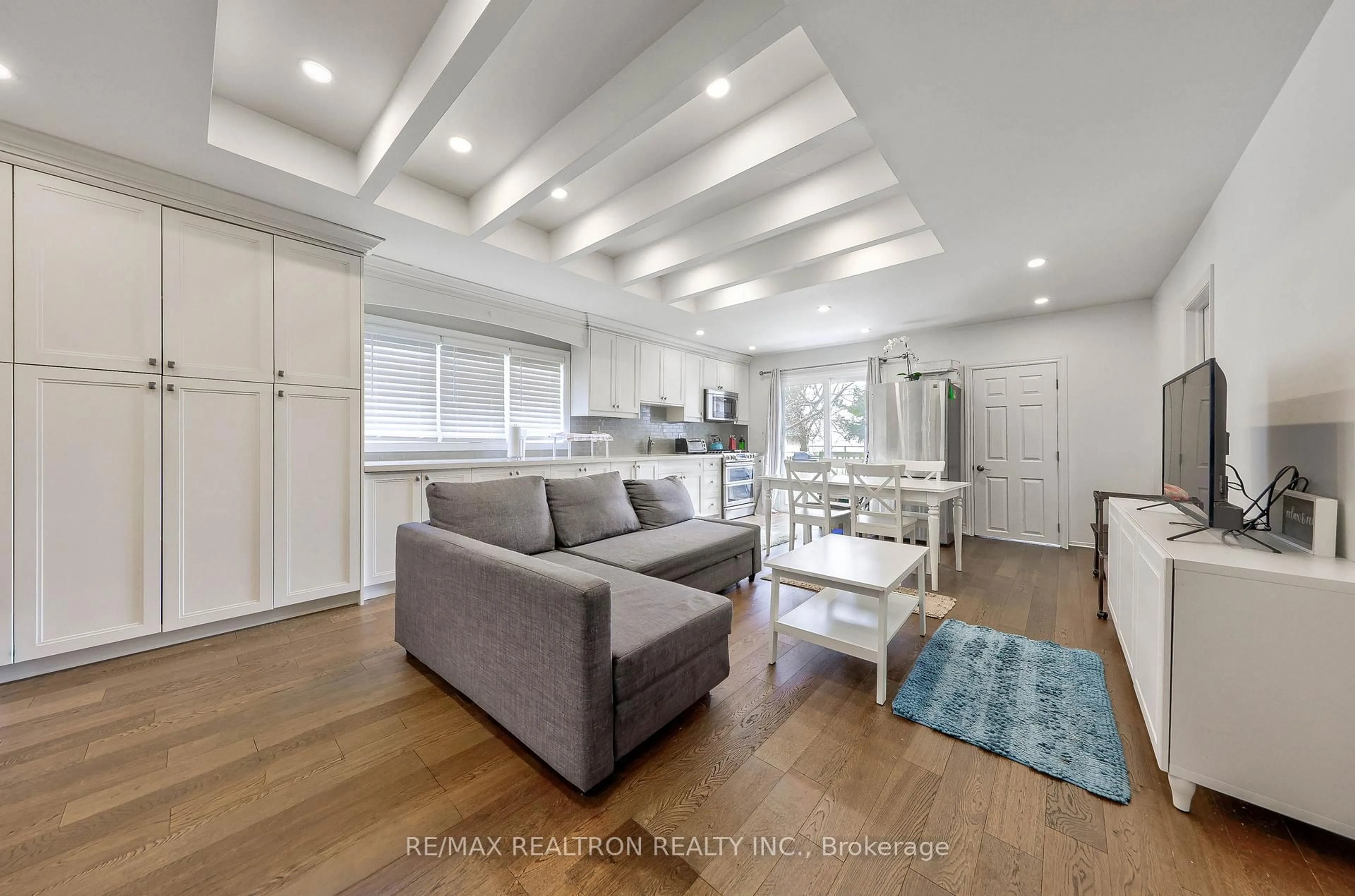 Open concept kitchen, wood/laminate floor for 79 De La Salle Blvd, Georgina Ontario L0E 1L0