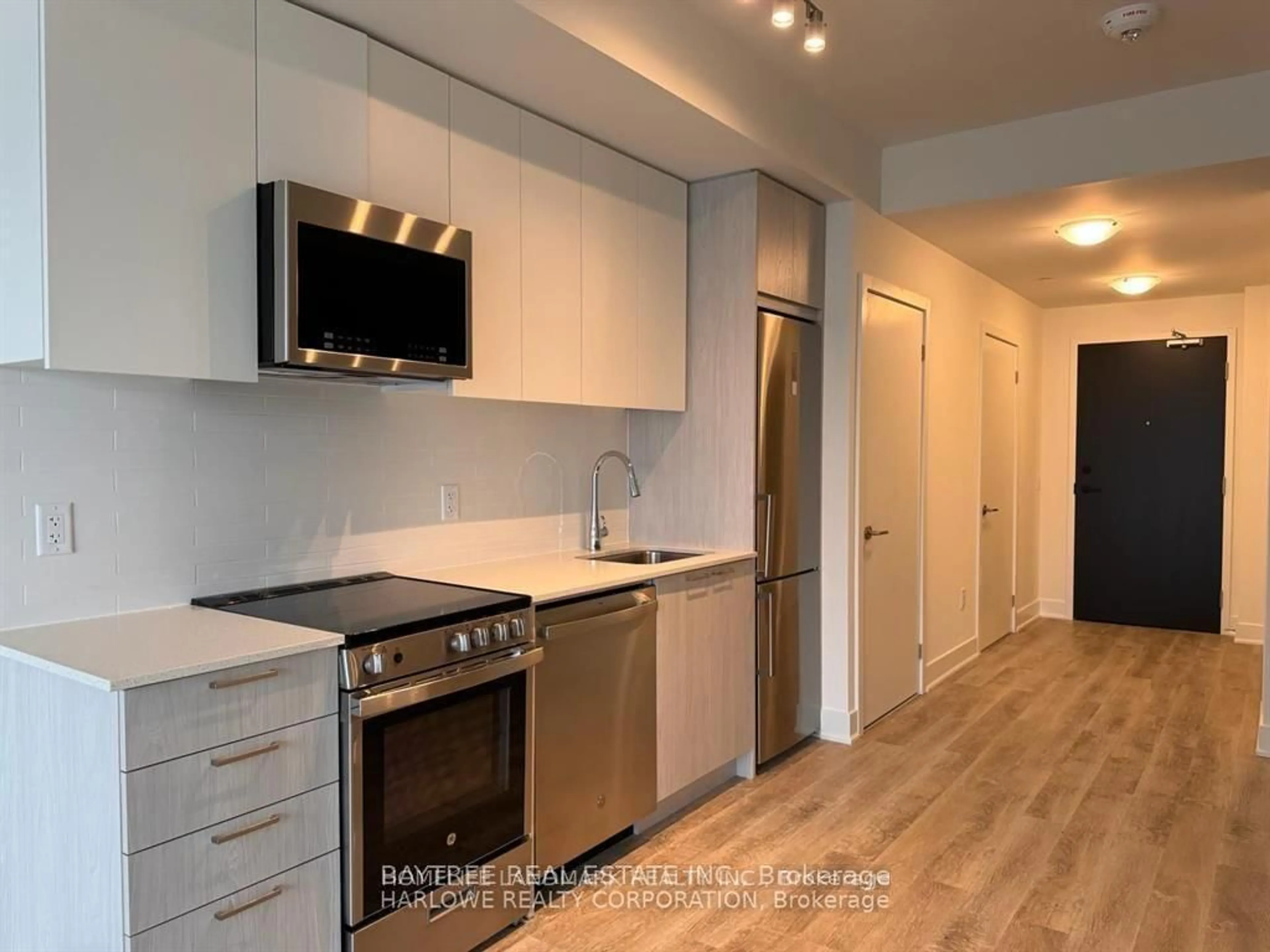 Standard kitchen, wood/laminate floor for 185 Deerfield Rd #901, Newmarket Ontario L3Y 0G7