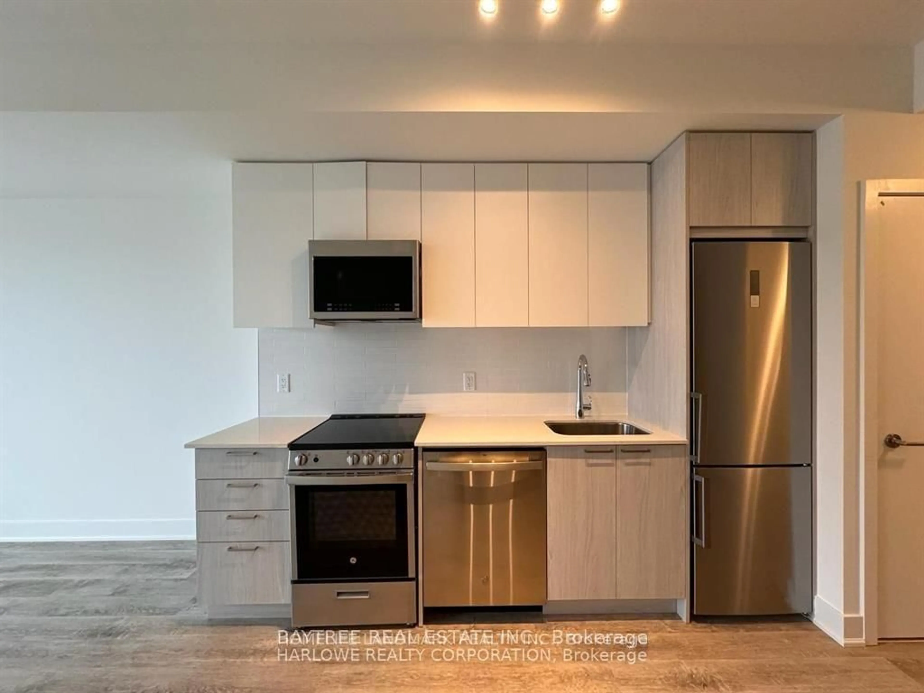 Standard kitchen, wood/laminate floor for 185 Deerfield Rd #901, Newmarket Ontario L3Y 0G7