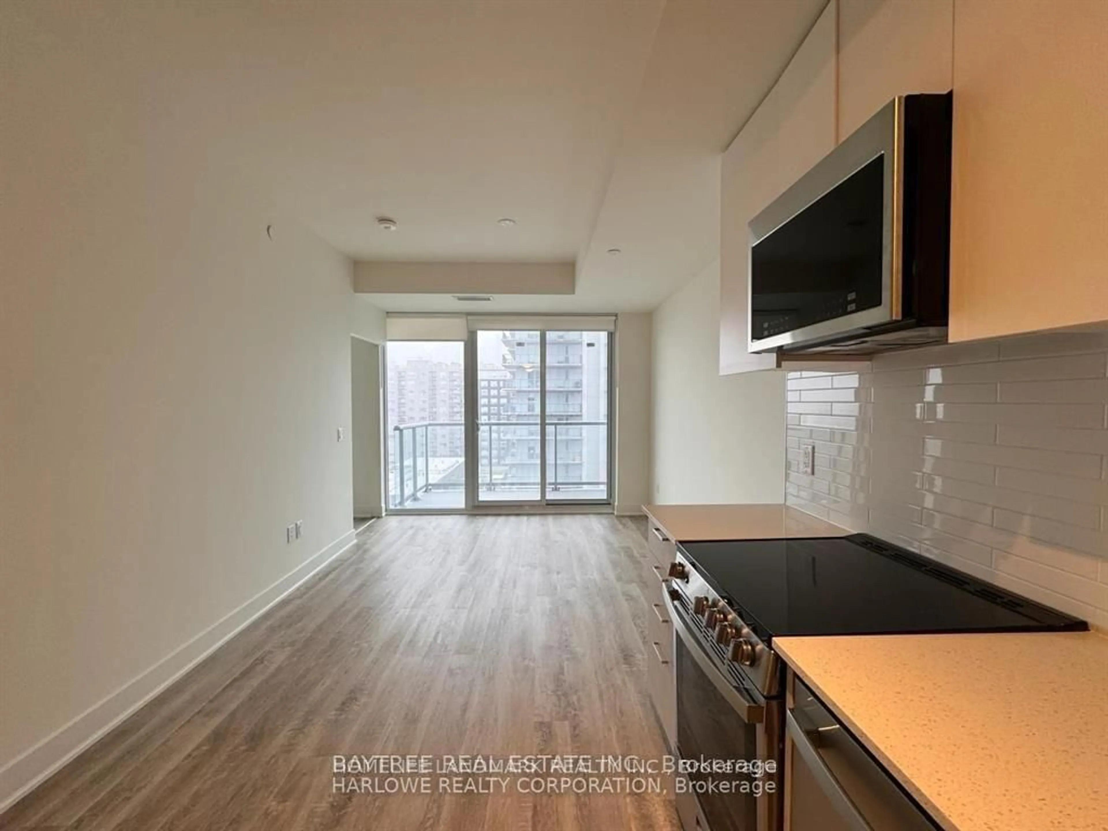 Standard kitchen, wood/laminate floor for 185 Deerfield Rd #901, Newmarket Ontario L3Y 0G7