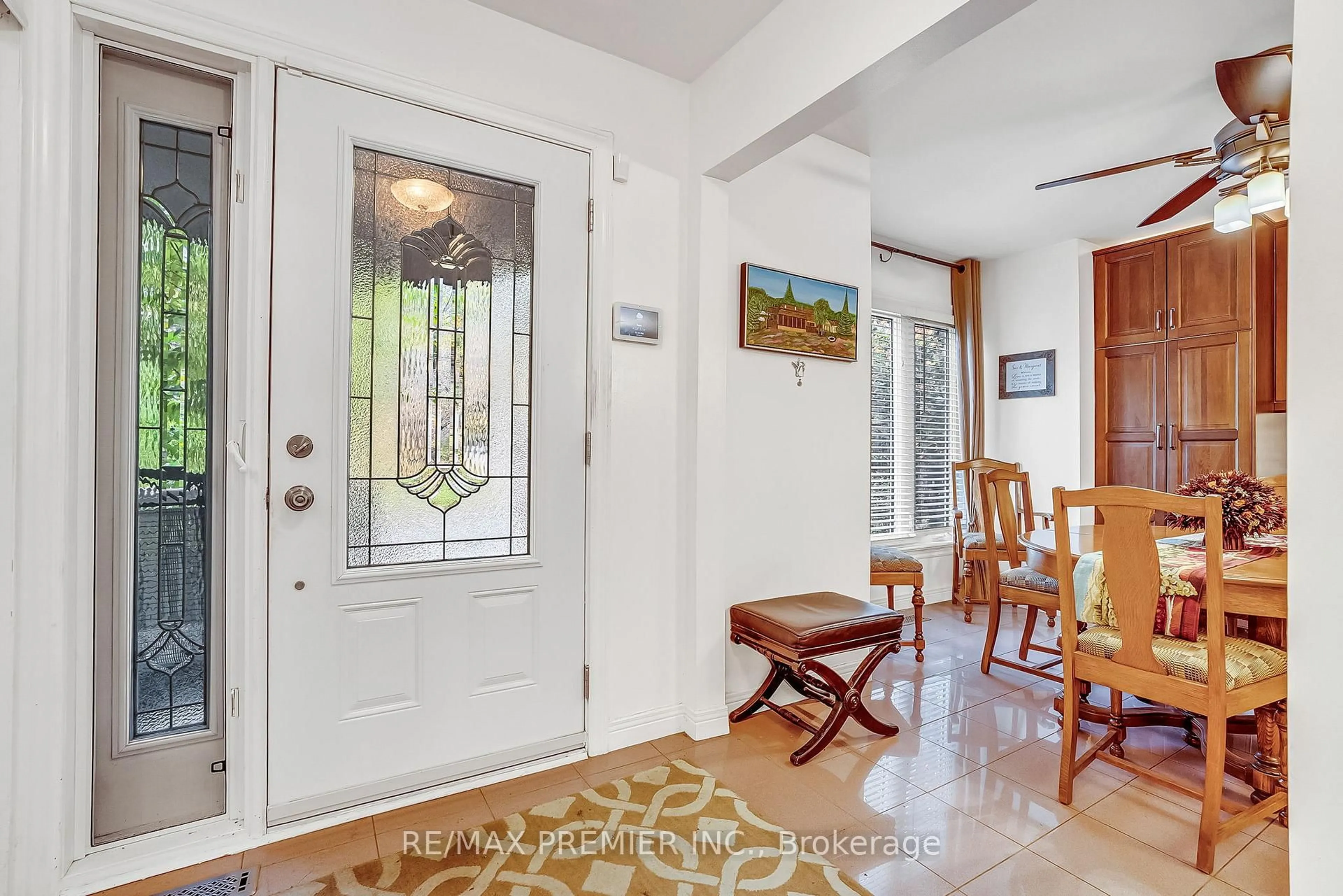 Indoor entryway for 31 James St, Vaughan Ontario L4L 1X6