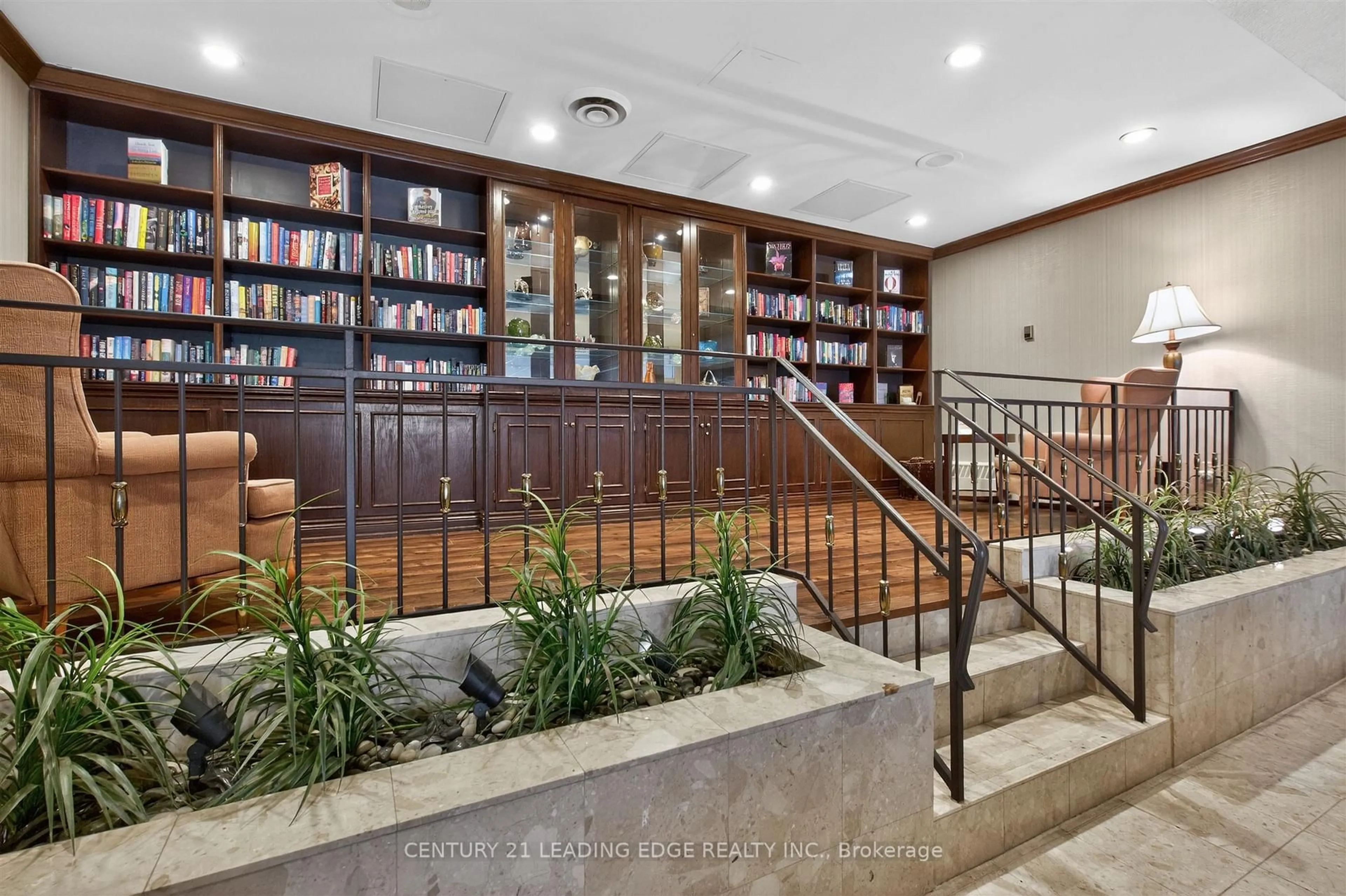 Indoor foyer for 33 Weldrick Rd #1011, Richmond Hill Ontario L4C 8W4