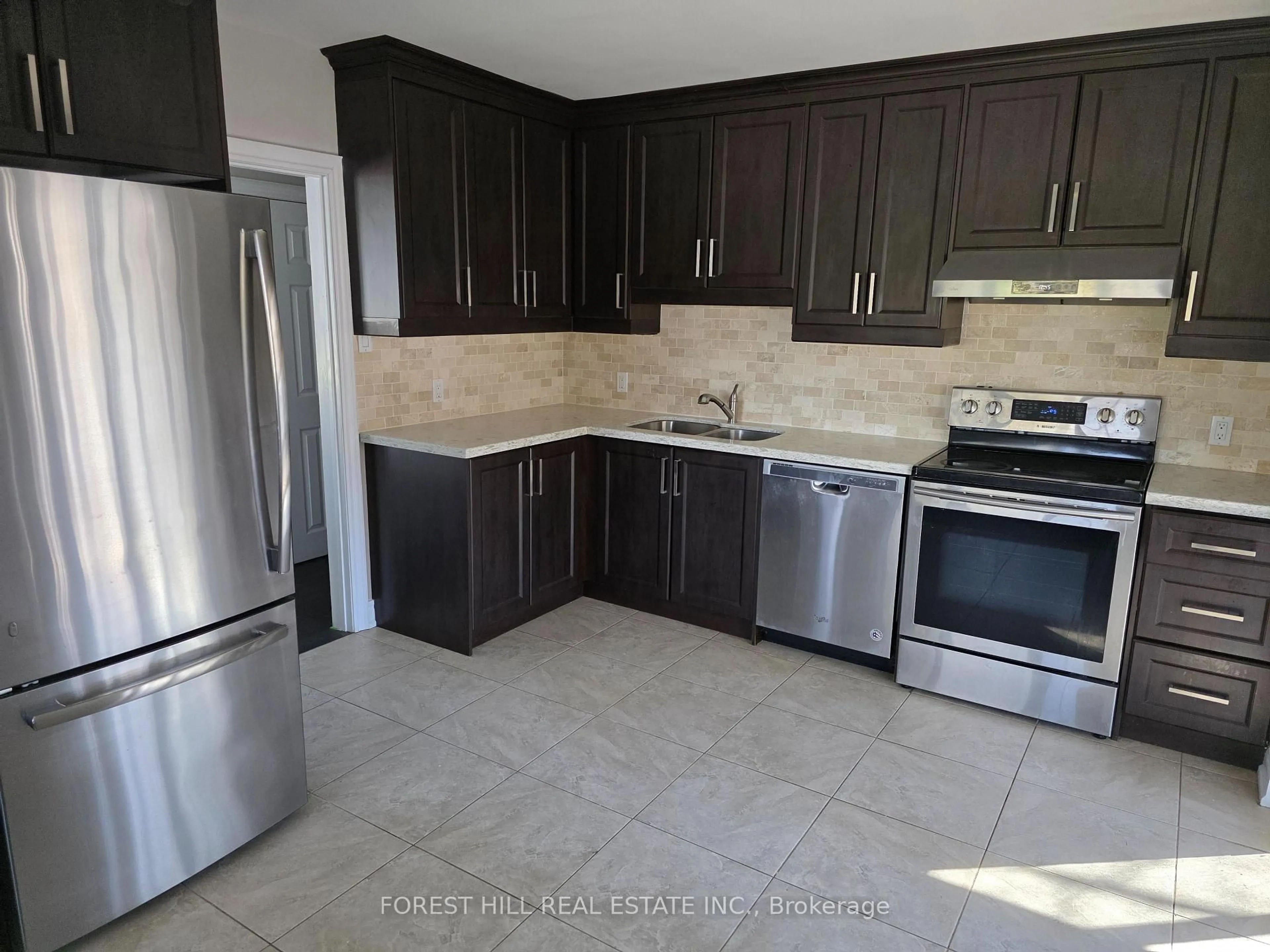 Standard kitchen, ceramic/tile floor for 368 Fesserton Rd, Richmond Hill Ontario L4C 1G2