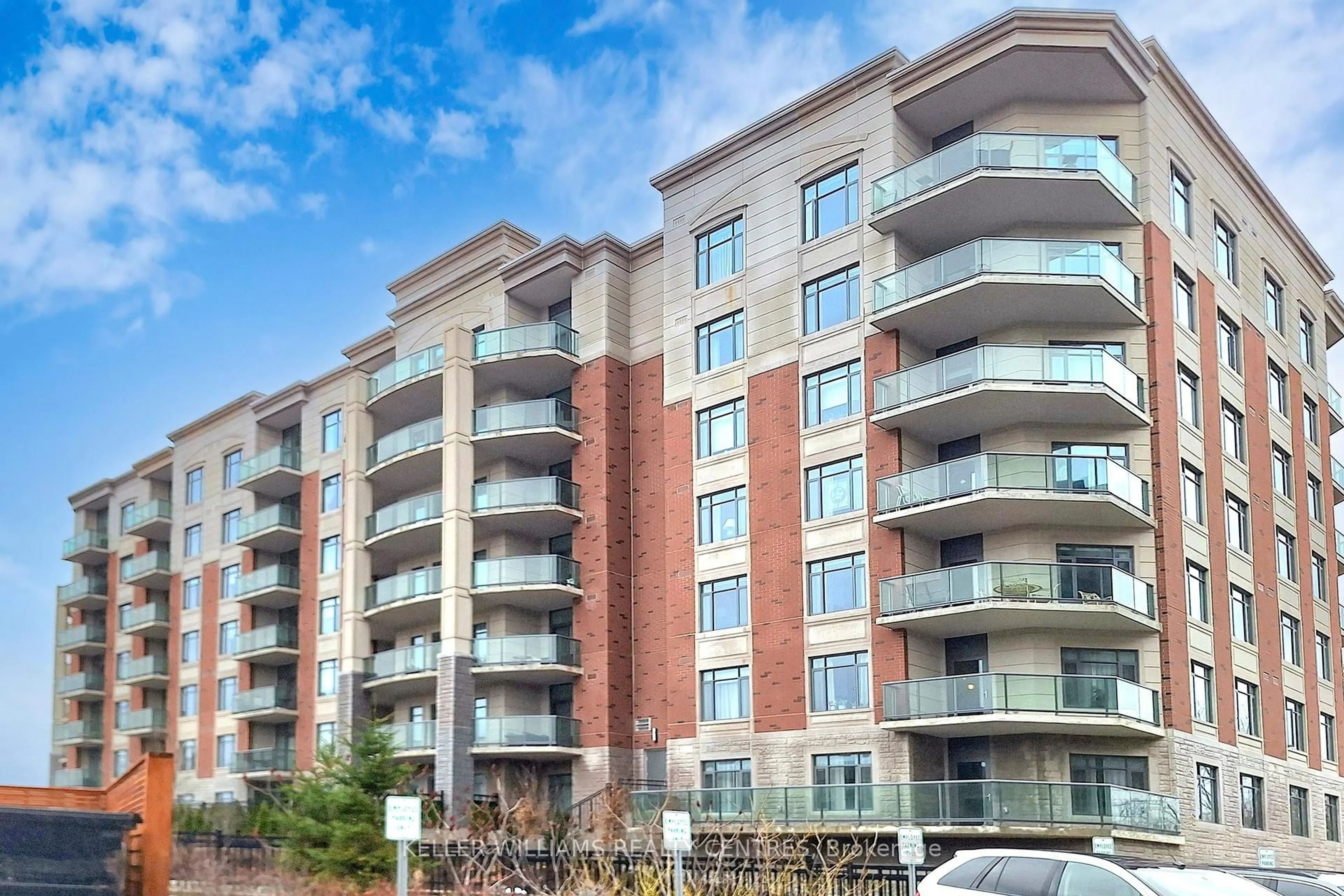 A pic from outside/outdoor area/front of a property/back of a property/a pic from drone, building for 460 William Graham Dr #313, Aurora Ontario L4G 1X9