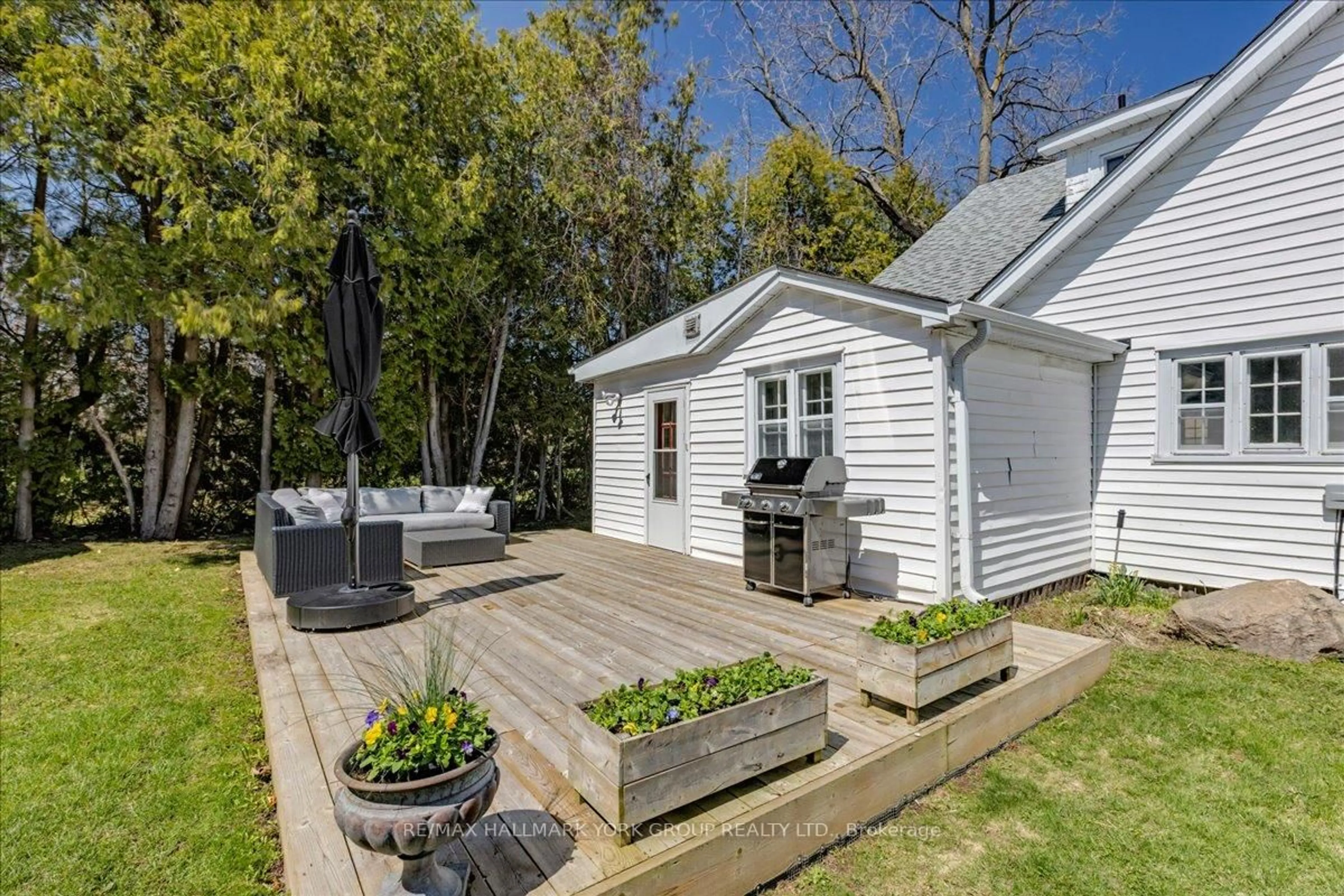 Patio, street for 53 Westwind Circ, Georgina Ontario L0E 1S0