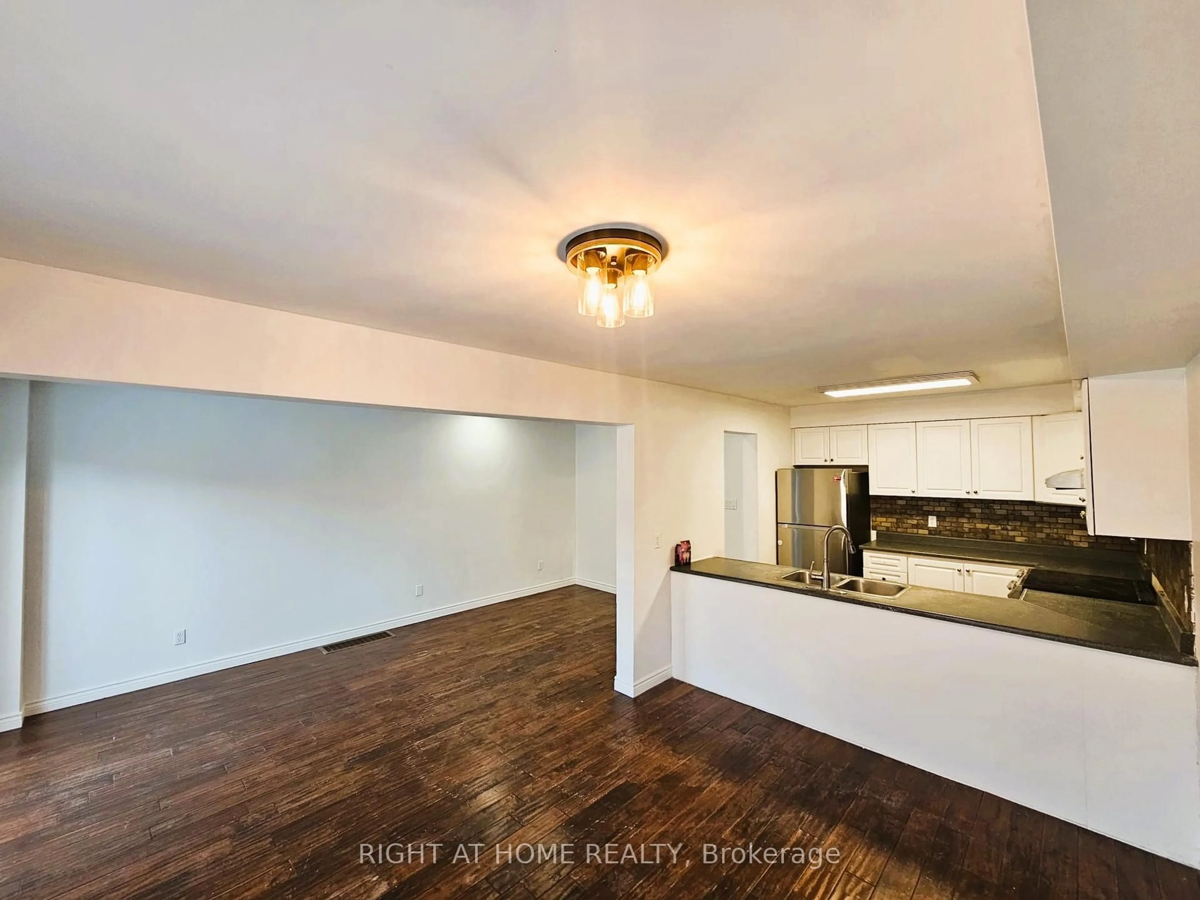 A pic of a room for 206 Fairwood Dr, Georgina Ontario L4P 3Y5