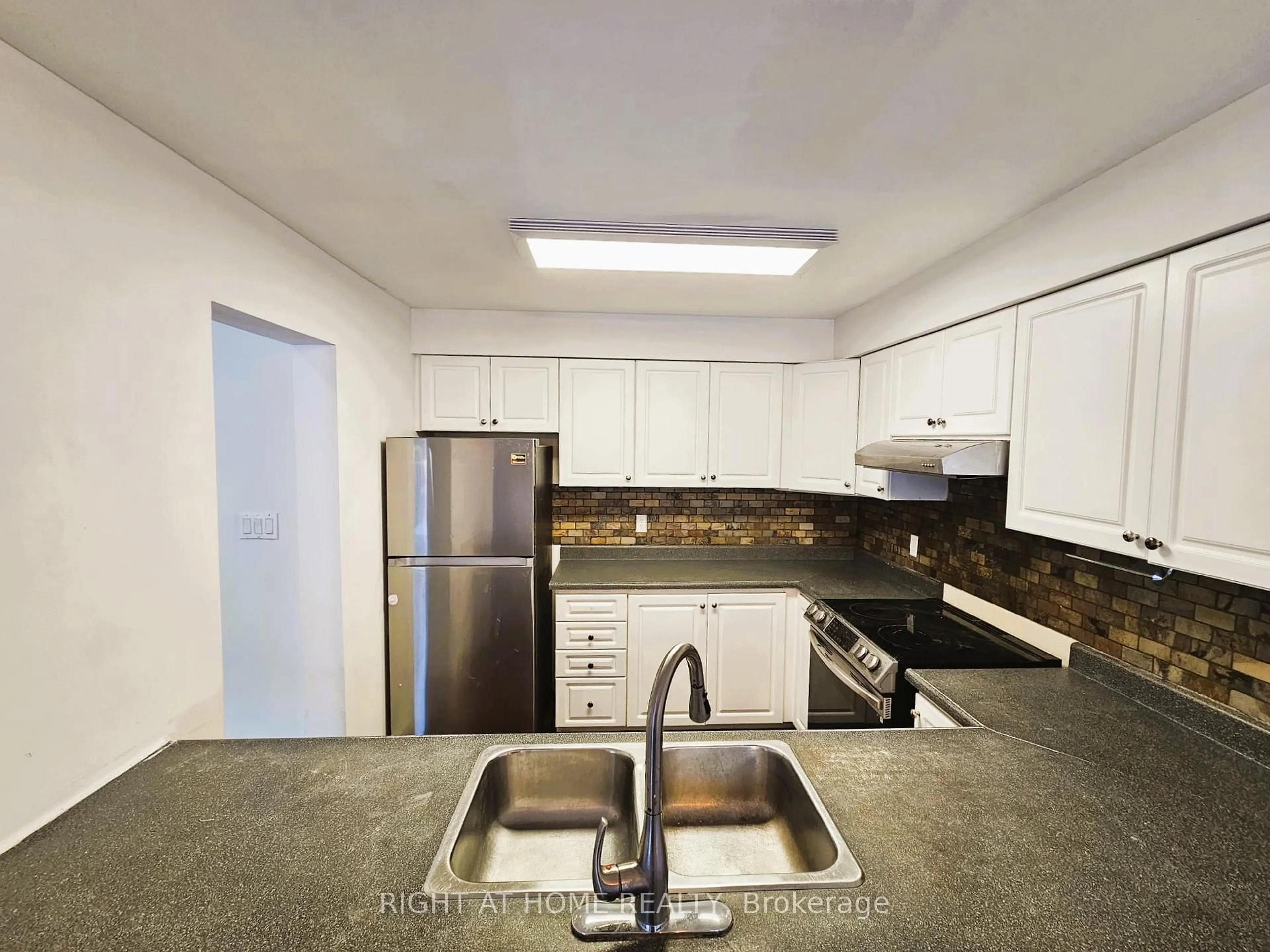 Standard kitchen, unknown for 206 Fairwood Dr, Georgina Ontario L4P 3Y5