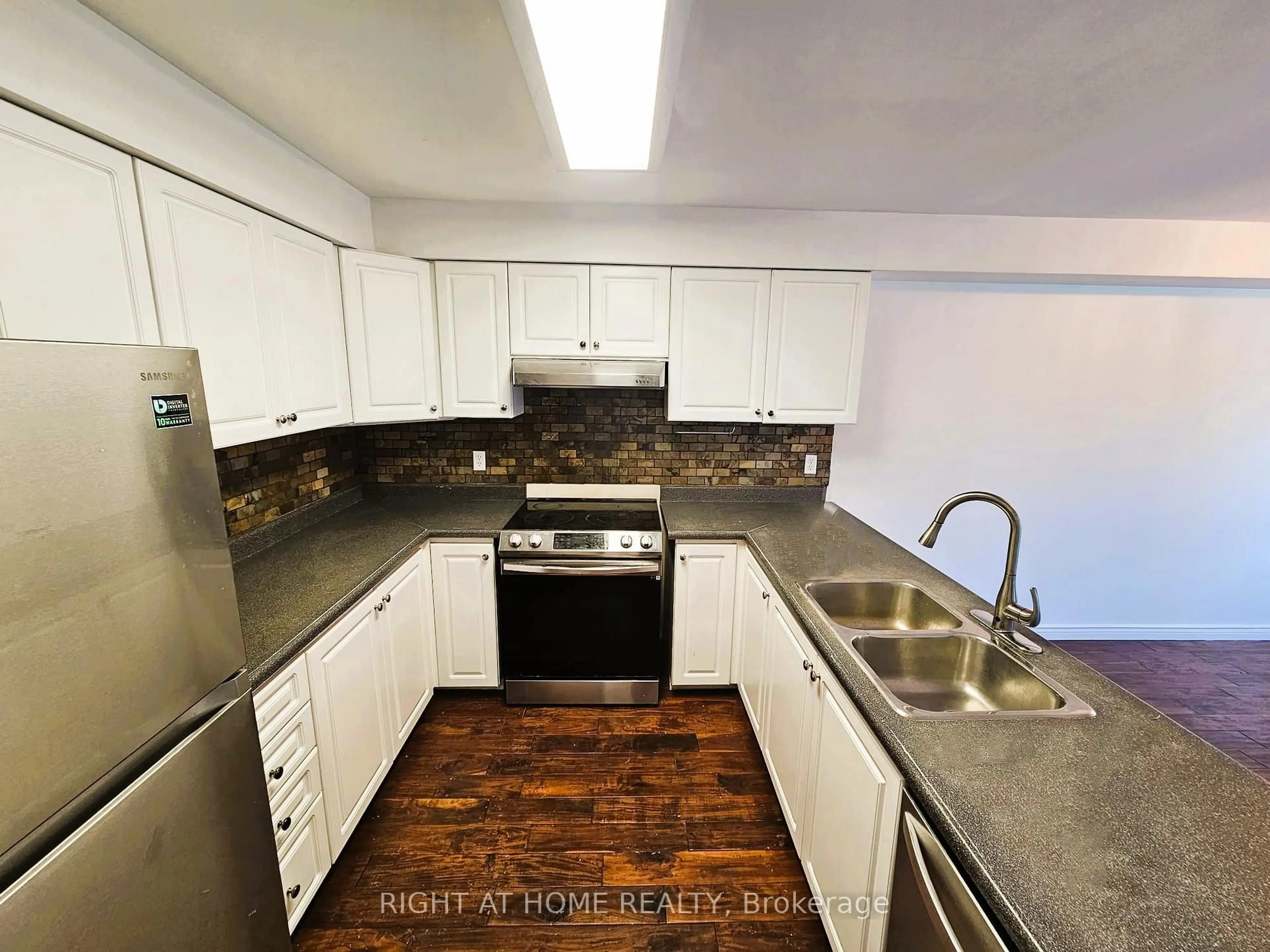 Standard kitchen, unknown for 206 Fairwood Dr, Georgina Ontario L4P 3Y5